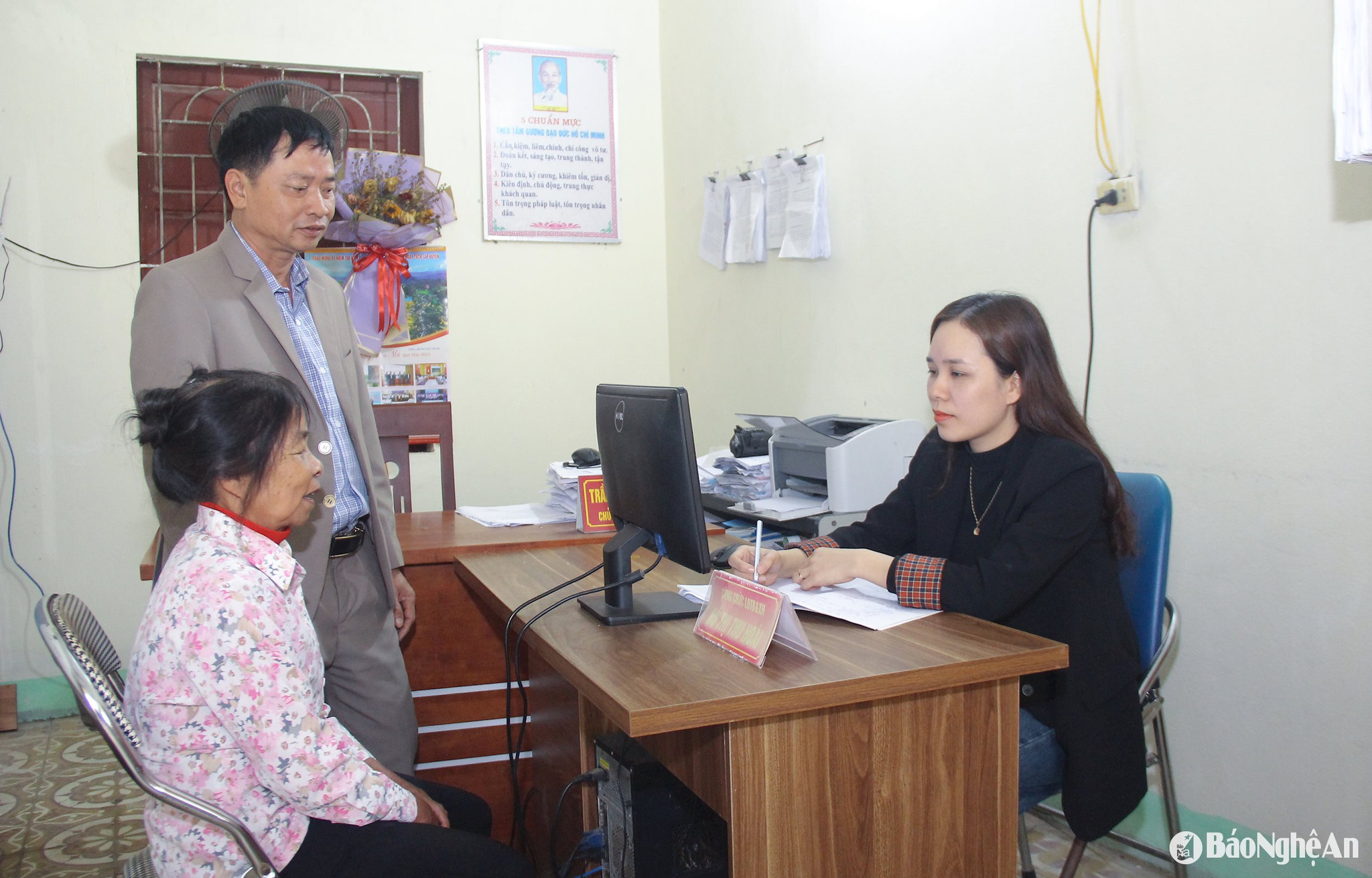  Cán bộ, công chức xã Long Sơn, huyện Anh Sơn giải quyết công việc cho dân. Ảnh bài Mai Hoa