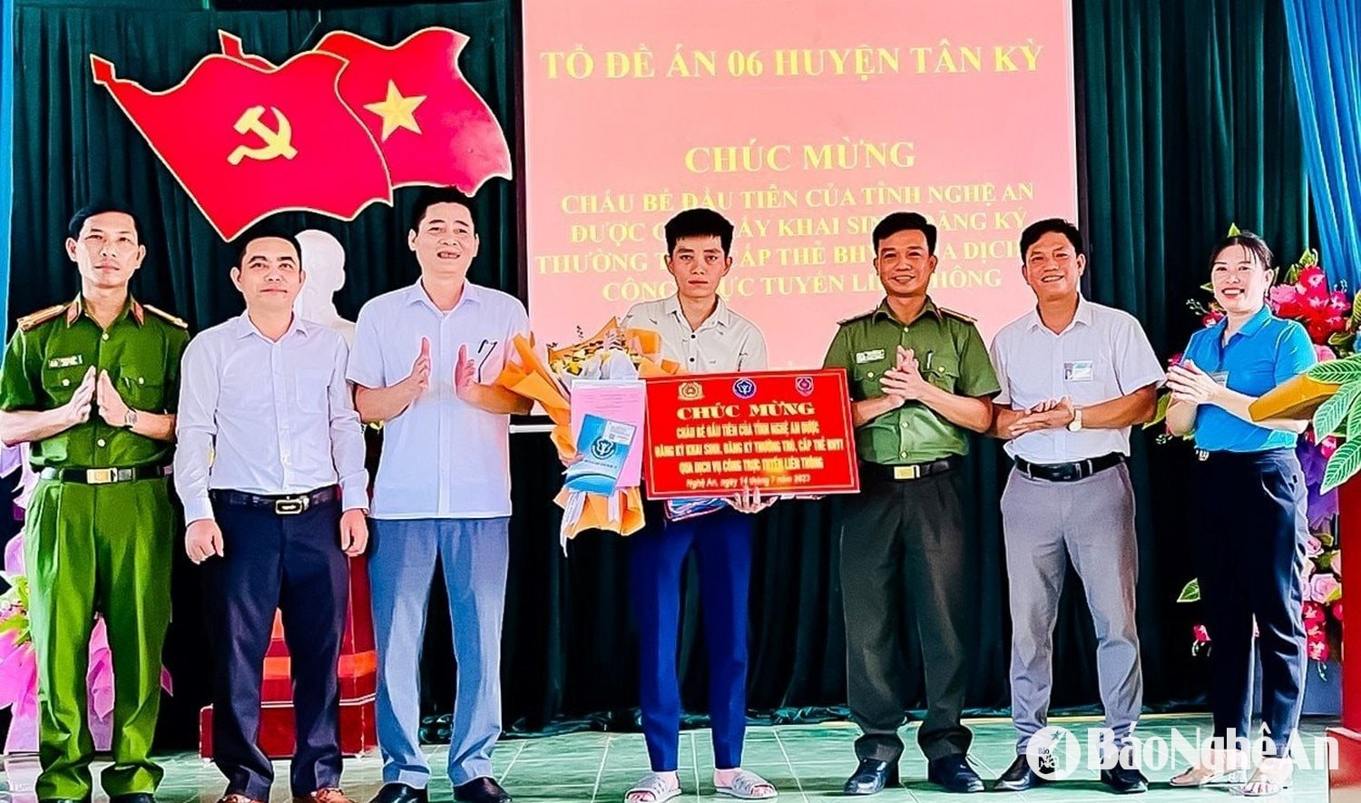 Trao thủ tục hành chính liên thông cho công dân đầu tiên của tỉnh Nghệ An ở huyện Tân Kỳ. Ảnh CSCC