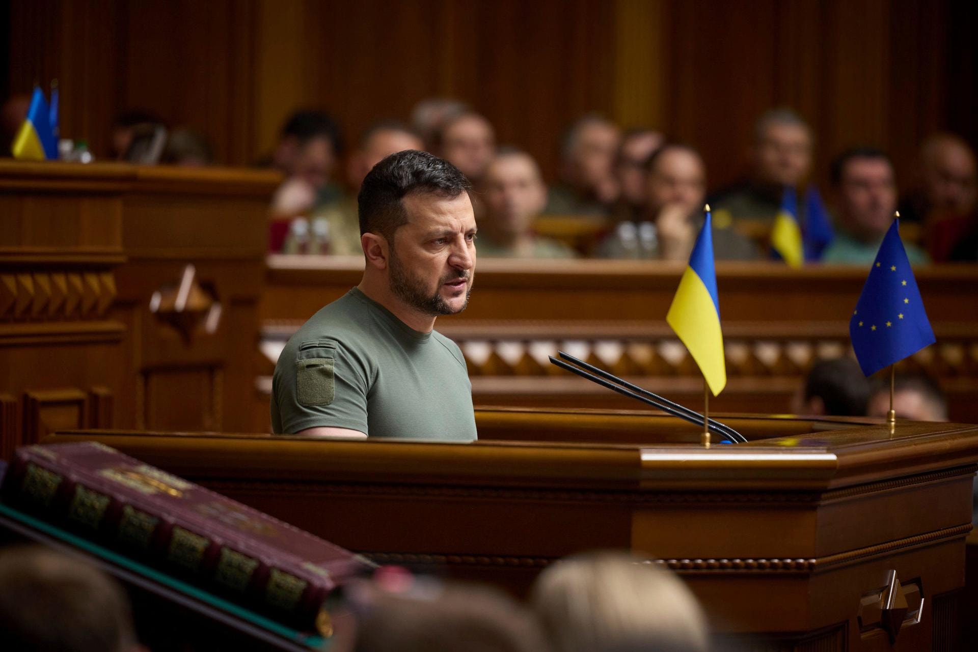 quốc hội ukraine kéo dài thiết quân luật