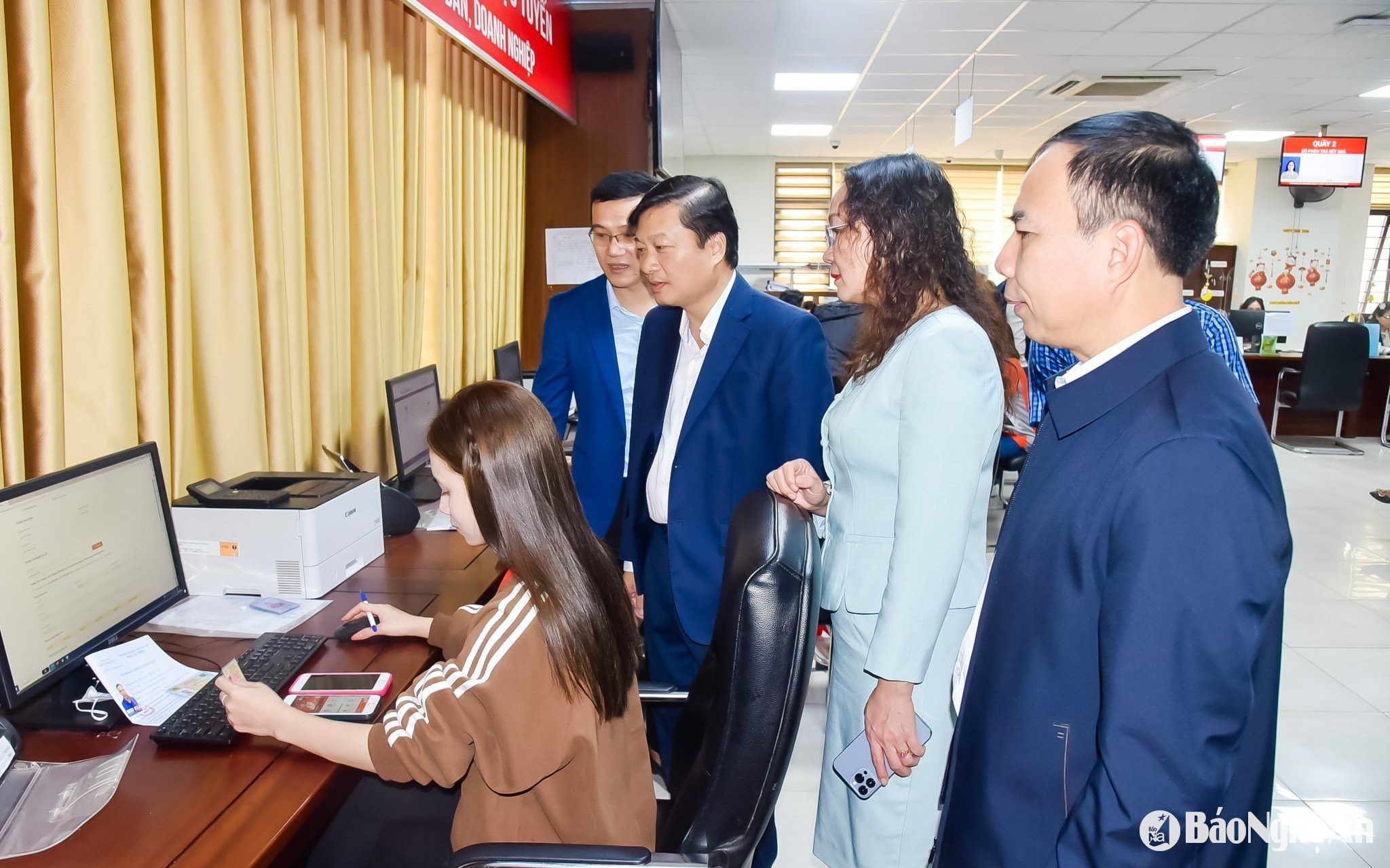 Đồng chí Lê Hồng Vinh - Phó Bí thư Tỉnh ủy, Chủ tịch UBND tỉnh kiểm tra việc hỗ trợ người dân nộp hồ sơ trực tuyến tại Trung tâm Phục vụ hành chính công tỉnh. Ảnh tư liệu: Thanh Lê