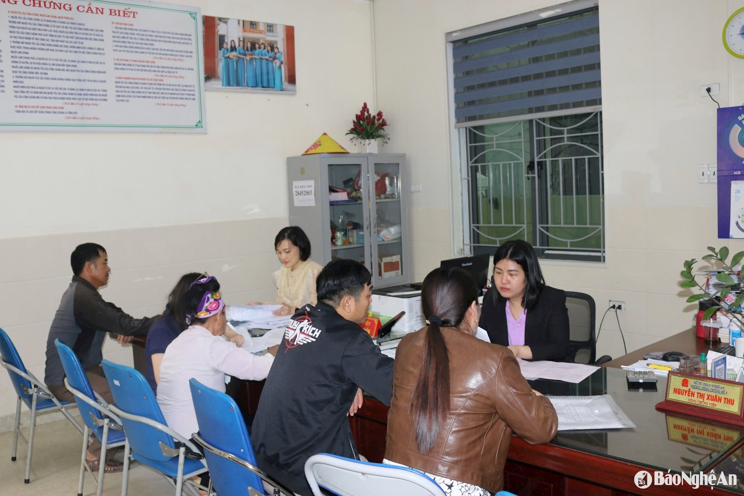 Người dân đến giao dịch tại Phòng công chứng số 2, đóng tại huyện Diễn Châu. Ảnh Tiến Đông