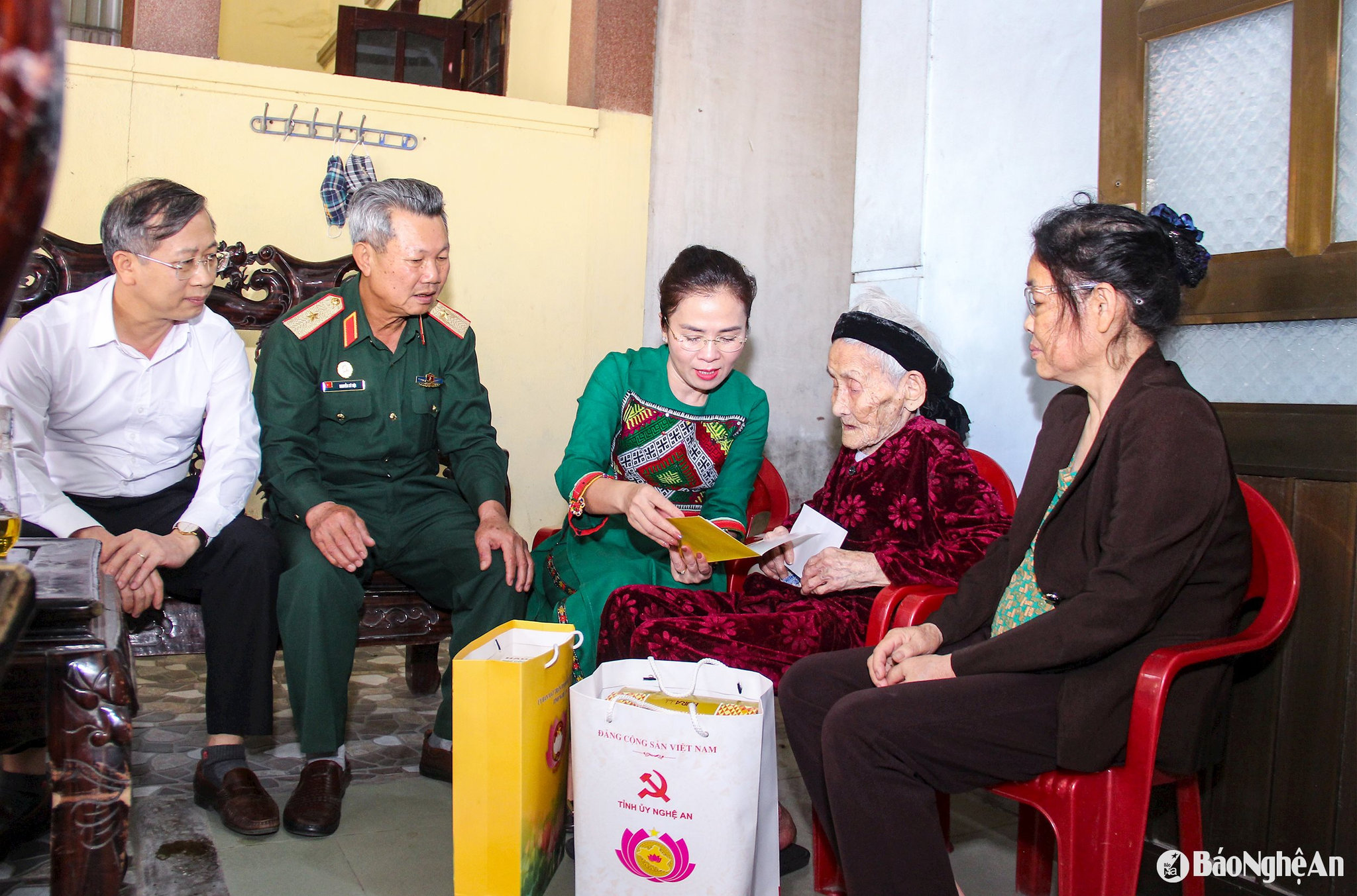 Đồng chí Võ Thị Minh Sinh và đoàn công tác tặng quà Bà mẹ Việt Nam Anh hùng Lê Thị Sáu. Ảnh: Mai Hoa