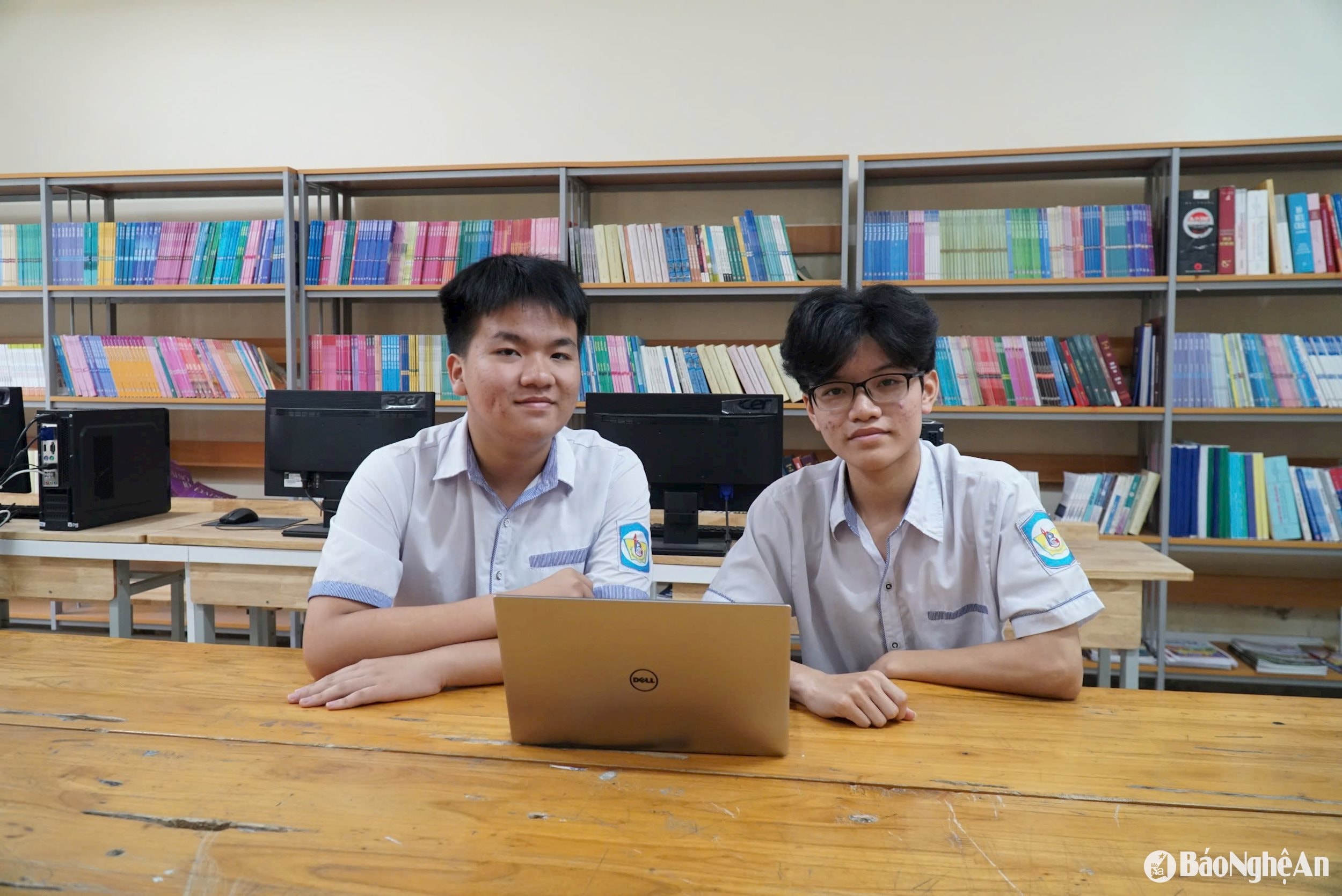 Đến từ các lớp chuyên ngữ, Pháp và Phúc đều có khả năng sử dụng Tiếng Anh lưu loát. Ảnh: Mỹ Hà