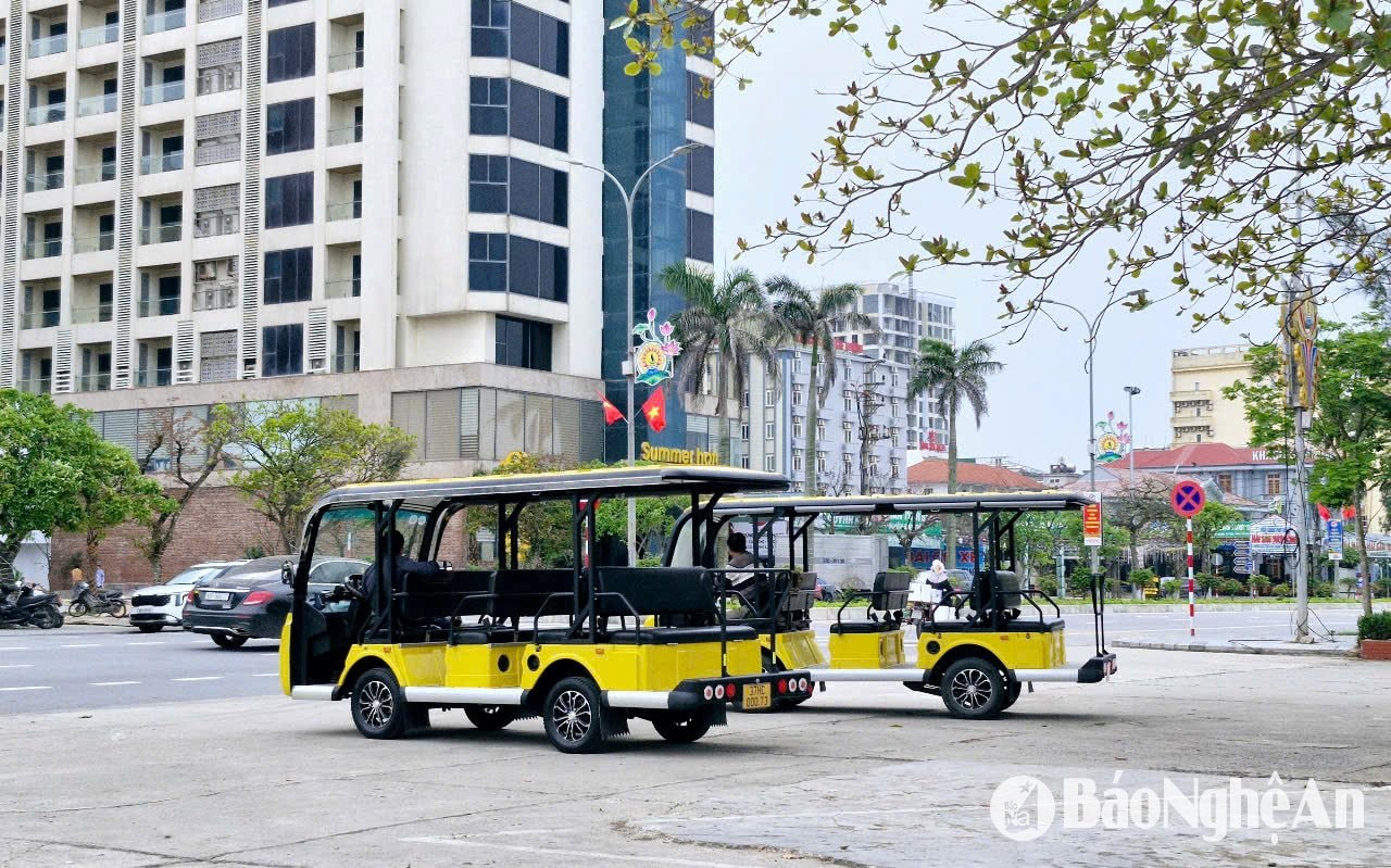 Dòng xe 4 bánh gắn động cơ điện phục vụ du lịch ở Cửa Lò được đầu tư mới có hình thức bắt mắt, thân thiện môi trường. Ảnh: Nhật Lân