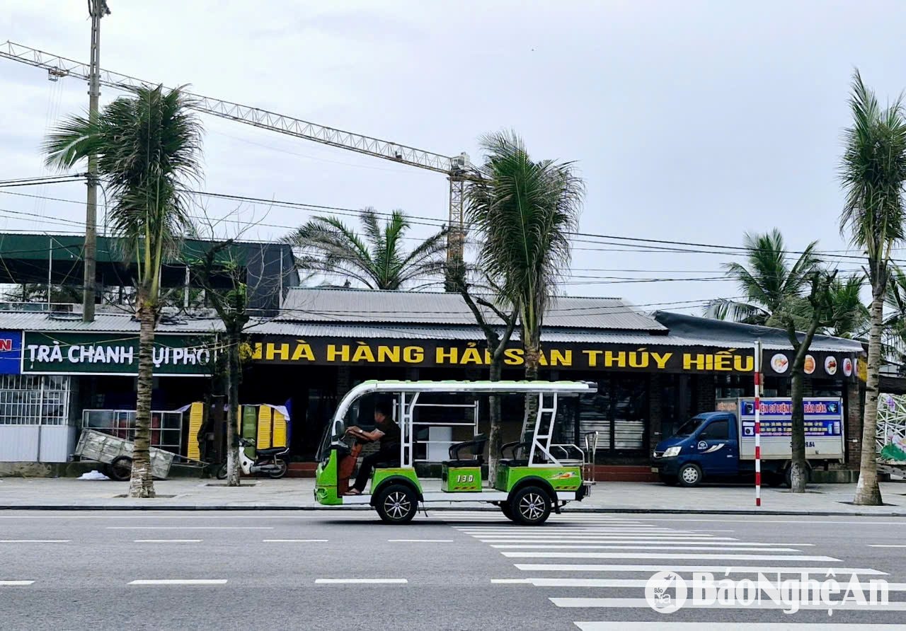 Xe 4 bánh gắn động cơ điện hoạt động trên phố biển Cửa Lò. Ảnh: Nhật Lân
