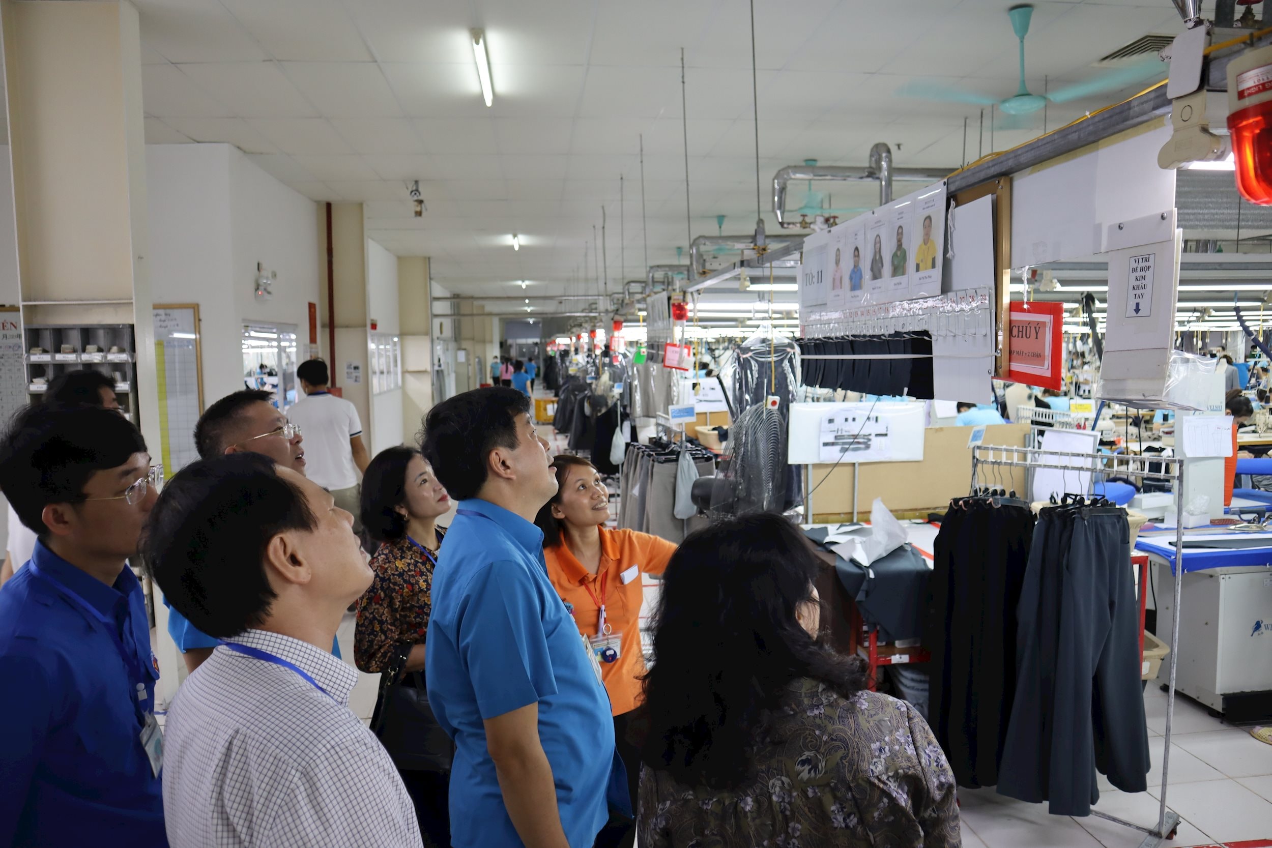 Ông Kha Văn Tám - Chủ tịch Liên đoàn Lao động tỉnh cùng đoàn công tác nắm bắt tình hình công nhân, lao động tại Công ty TNHH Yên Thành. Ảnh tư liệu: Diệp Thanh
