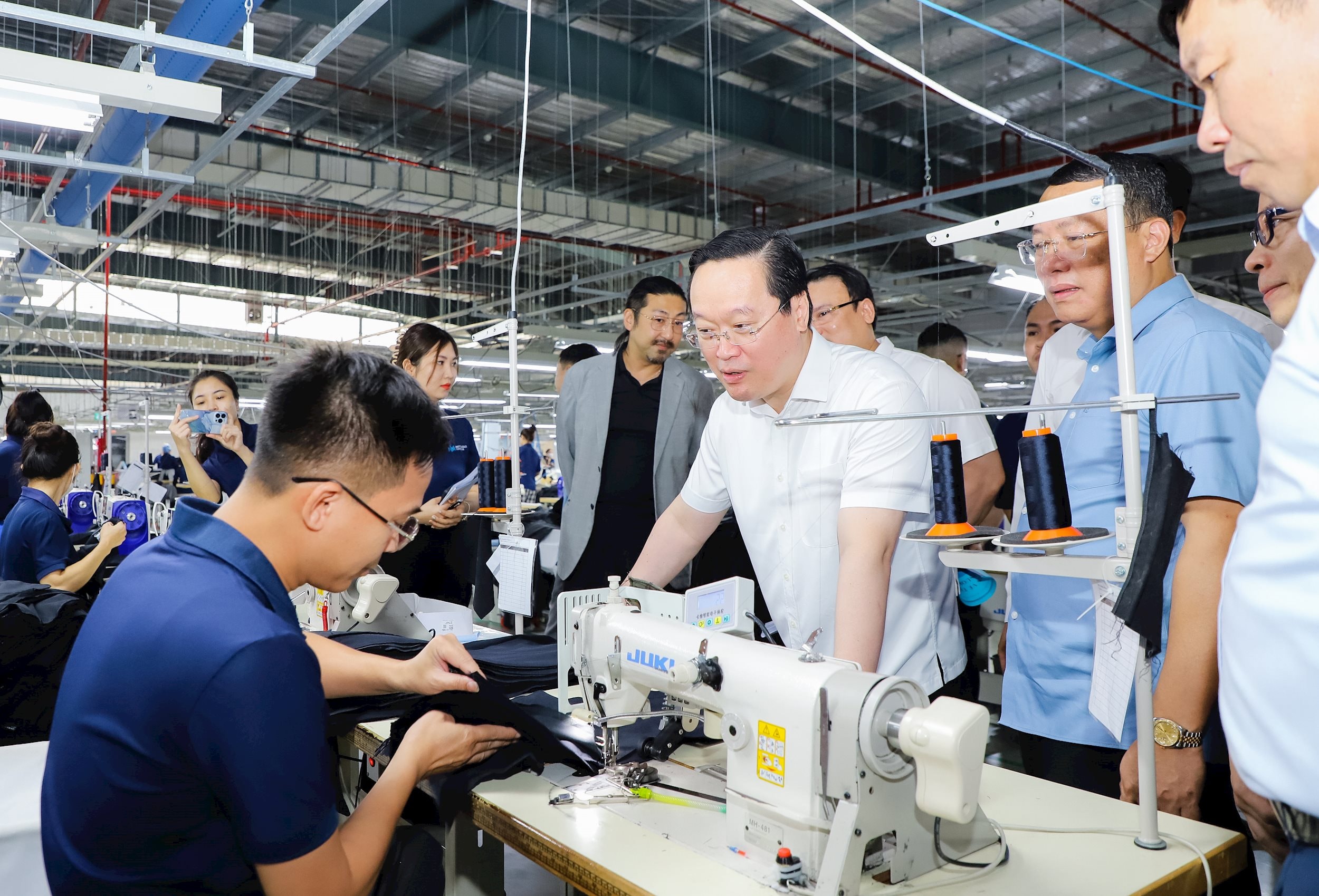 Bí thư Tỉnh ủy Nguyễn Đức Trung, thời điểm đang là Chủ tịch UBND tỉnh trực tiếp đi kiểm tra tình hình hoạt động sản xuất, kinh doanh của các doanh nghiệp, nhà đầu tư. Ảnh: Phạm Bằng