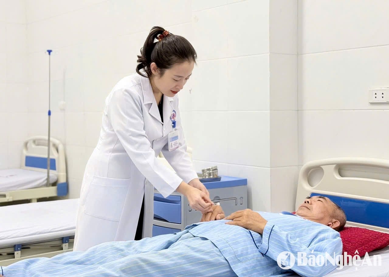 Bệnh nhân đang được bác sĩ điều trị bằng phương pháp châm cứu