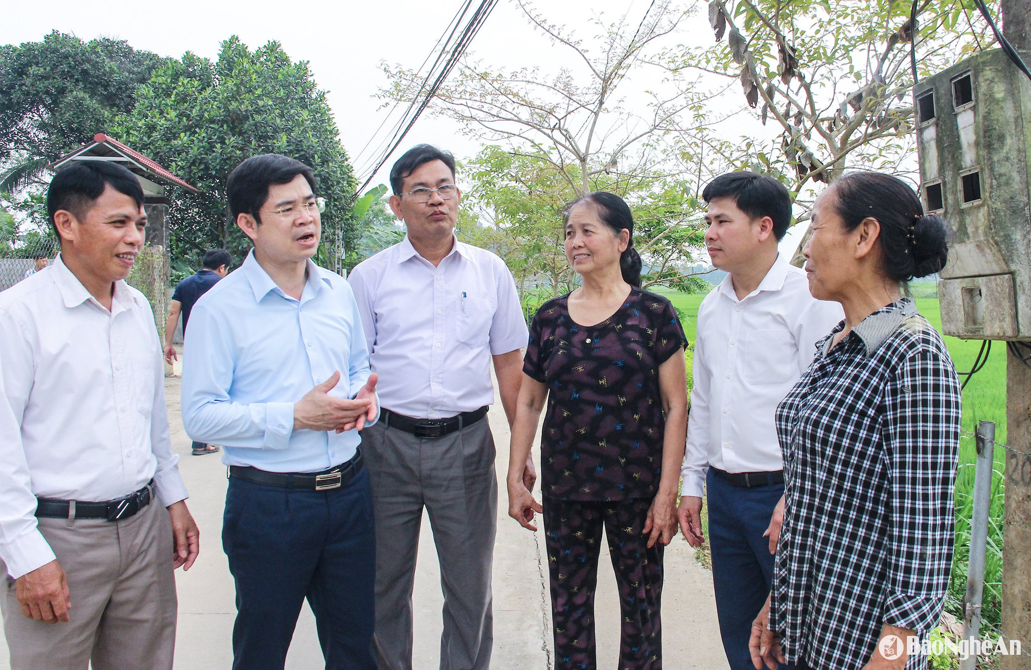  Lãnh đạo UBND huyện Thanh Chương trao đổi với cán bộ, người dân xã Thanh Hà về huy động sức dân xây dựng nông thôn mới