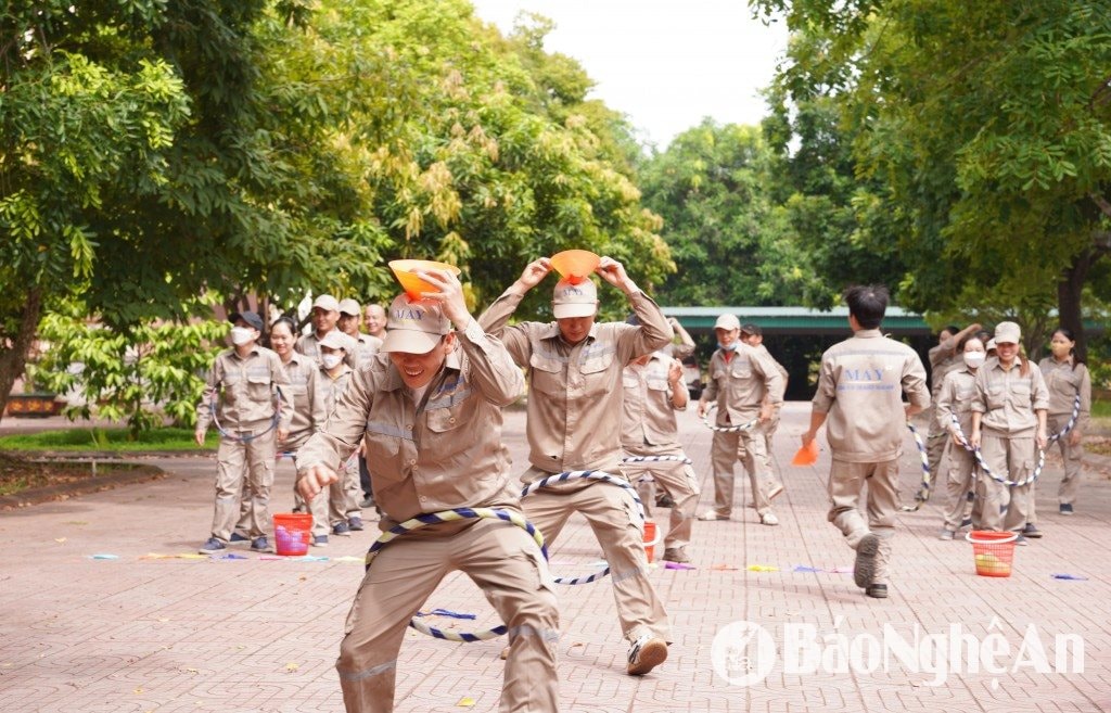 Công nhân tham gia team building tại chương trình truyền thông pháp luật tại Nghĩa Đàn Ảnh CSCC