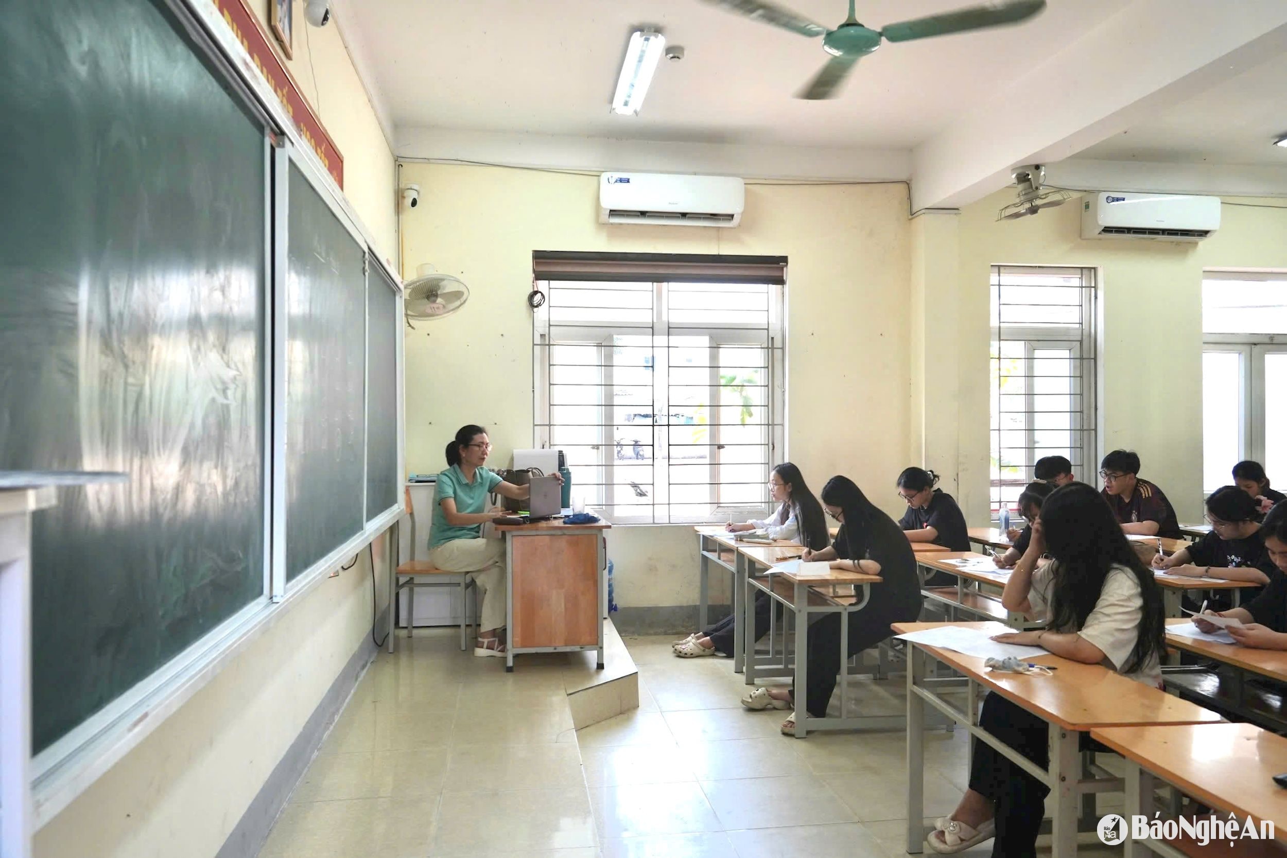 Không khí làm bài thi ở điểm Trường THPT Huỳnh Thúc Kháng.. Ảnh - Mỹ Hà