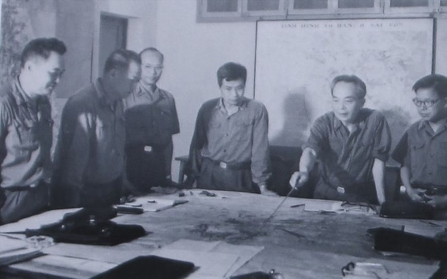 dai-tuong-vo-nguyen-giap-cung-cac-can-bo-chu-chot-hop-ban-phuong-an-tac-chien-tai-tong-hanh-dinh.-anh-tu-lieu.jpg