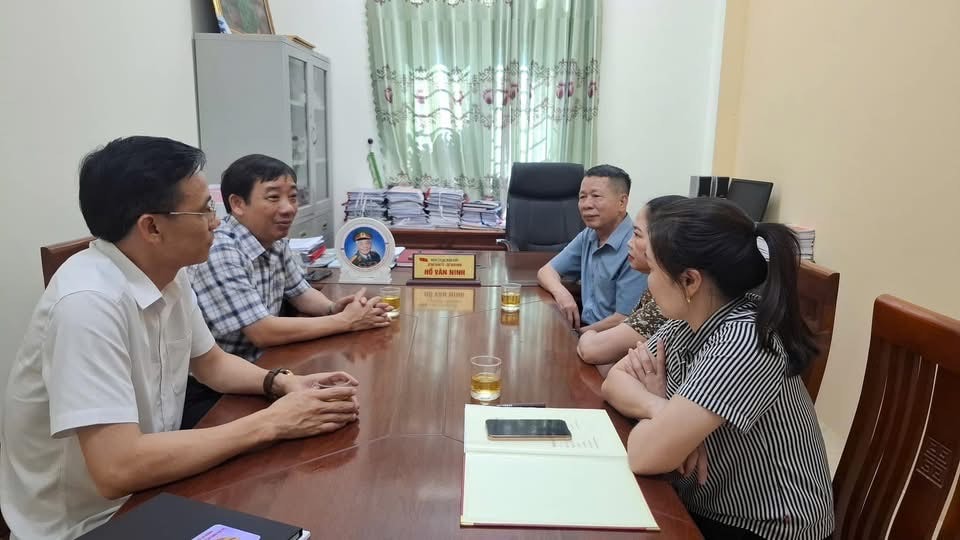 Lãnh đạo huyện Nghi Lộc trao đổi với cán bộ, công chức cấp xã về chủ trương sắp xếp đơn vị hành chính.