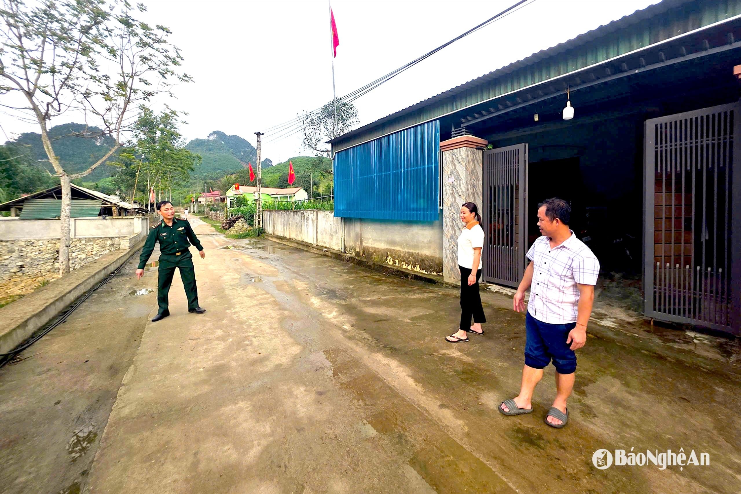 chi-nguyen-thi-nhuan-va-can-bo-ubnd-xa-mon-son-chi-vi-tri-cac-gia-dinh-da-hien-dat-lui-bo-tuong-1-.jpg