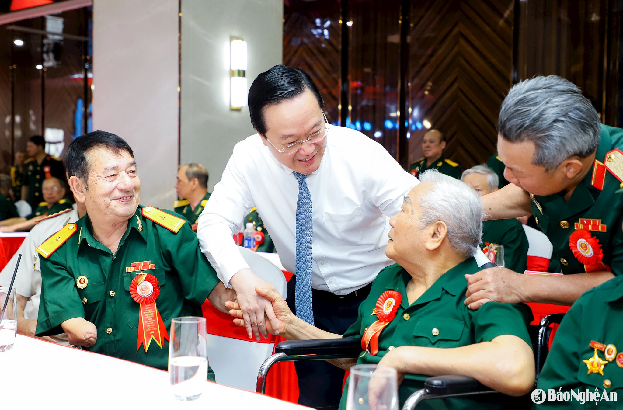 Bí thư Tỉnh ủy Nguyễn Đức Trung thăm hỏi sức khỏe, đời sống các cựu chiến binh, thương binh, bệnh binh. Ảnh: Phạm Bằng