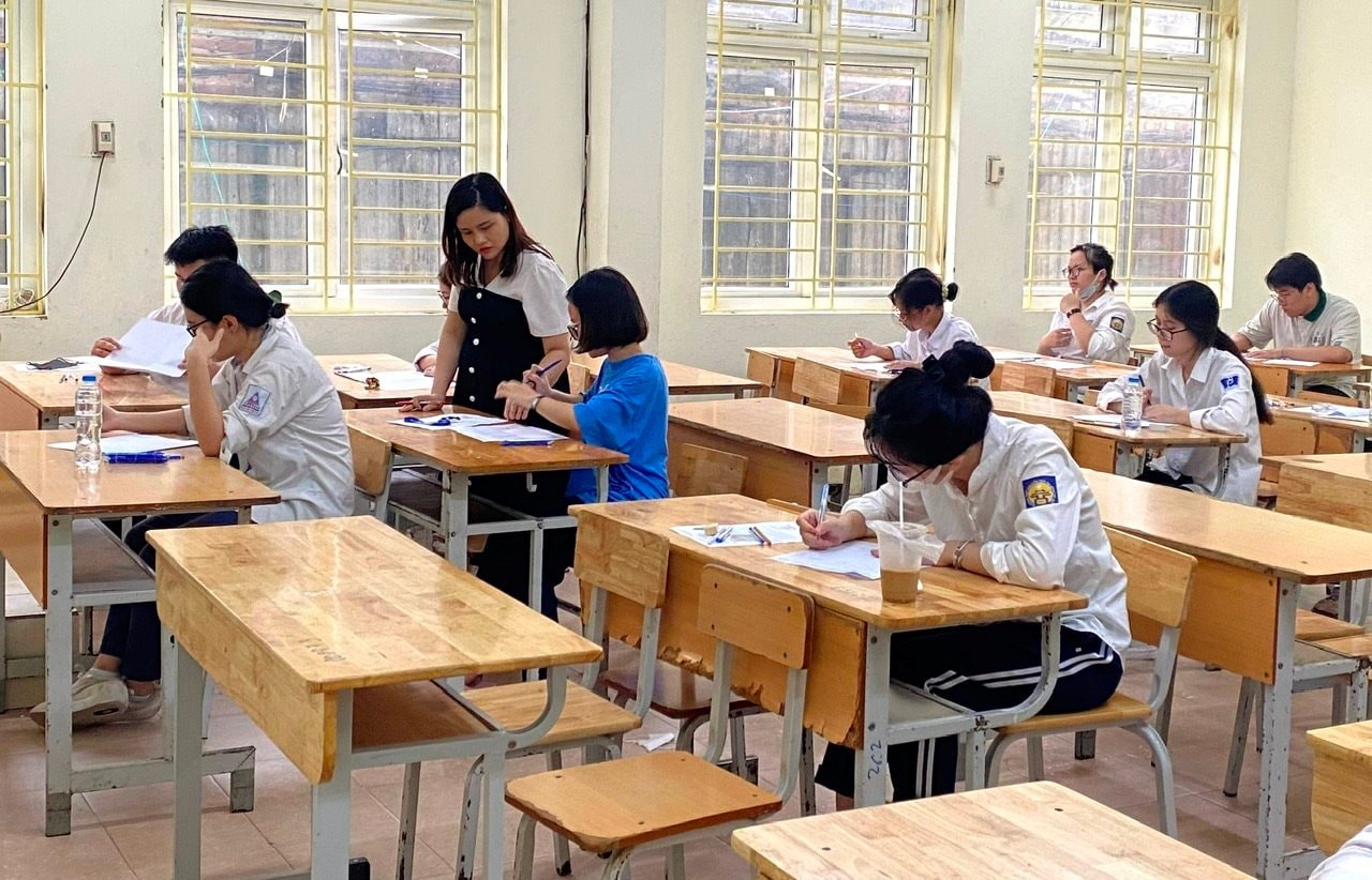 Điểm tiếp nhận hồ sơ thí sinh tự do 2025 thi tốt nghiệp THPT tại TPHCM và Hà Nội