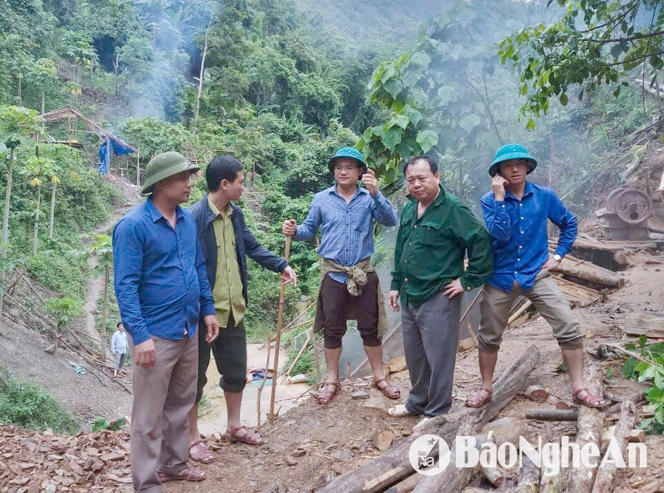 Cán bộ xã Yên Tĩnh phối hợp với các lực lượng kiểm tra, đẩy đuổi các đối tượng khai thác khoáng sản và lâm sản trái phép