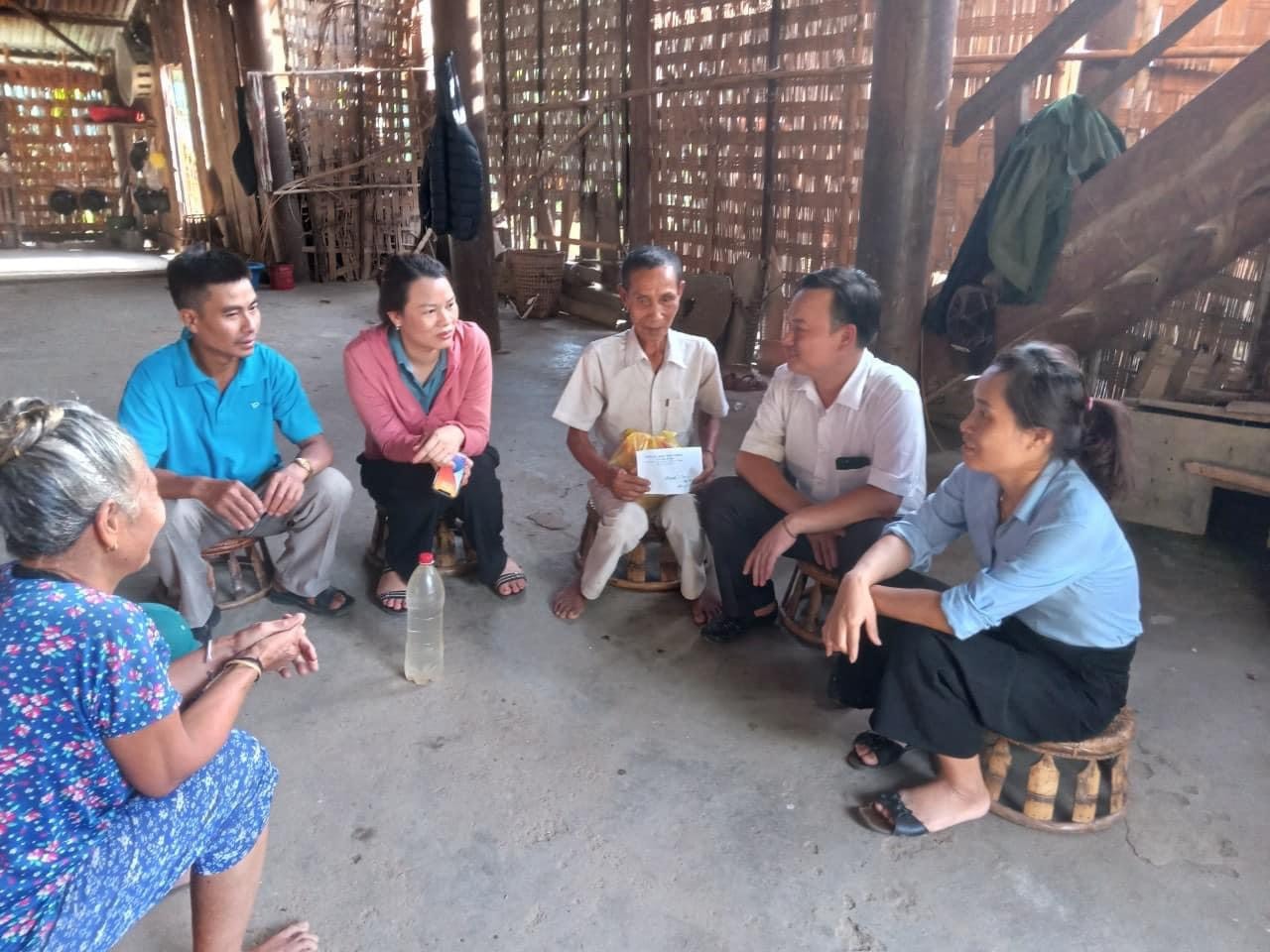 Cán bộ xã Xá Lượng, huyện Tương Dương sâu sát cơ sở, kịp thời hỗ trợ khó khăn của người dân
