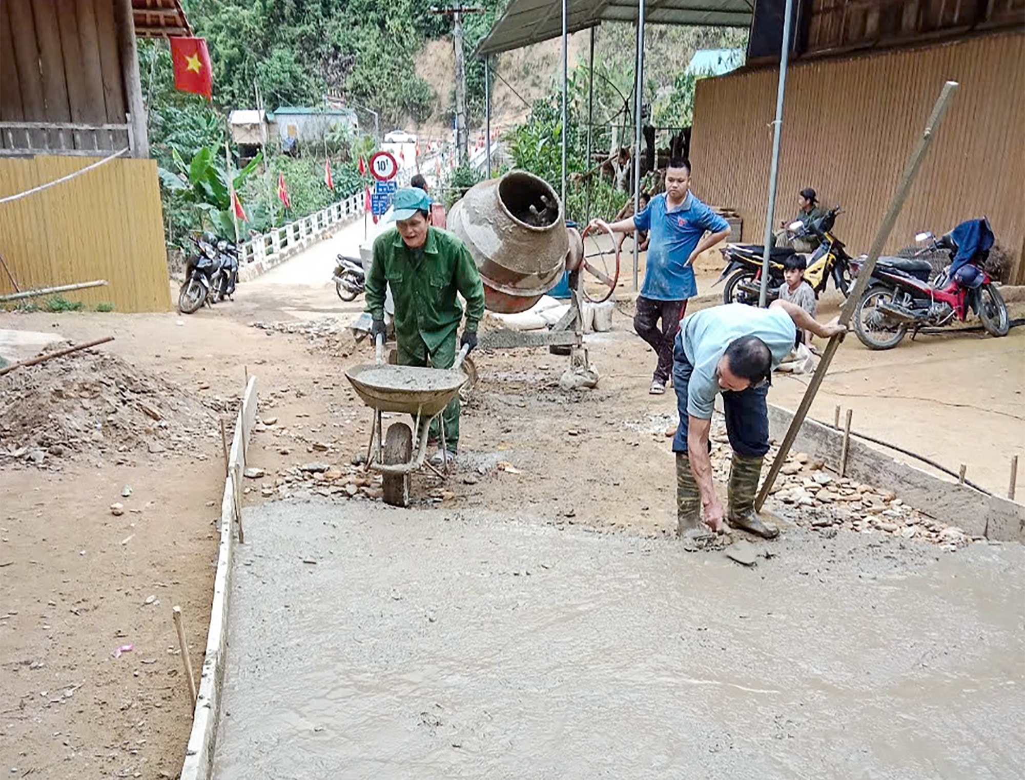 Người dân xã Yên Tĩnh (Tương Dương) làm đường bê tông. Ảnh: Mai Hoa