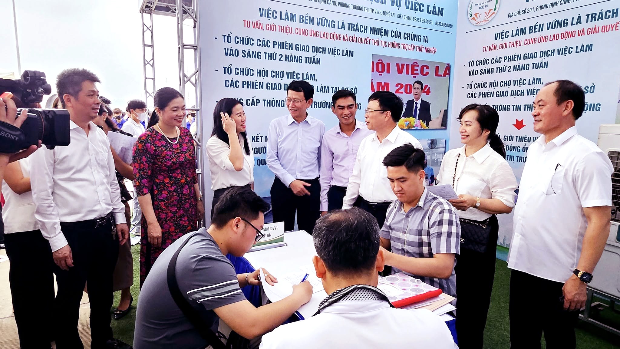 Lãnh đạo tỉnh và các sở, ngành, Ban Quản lý KKT Đông Nam tham quan các gian hàng tuyển dụng của doanh nghiệp tại