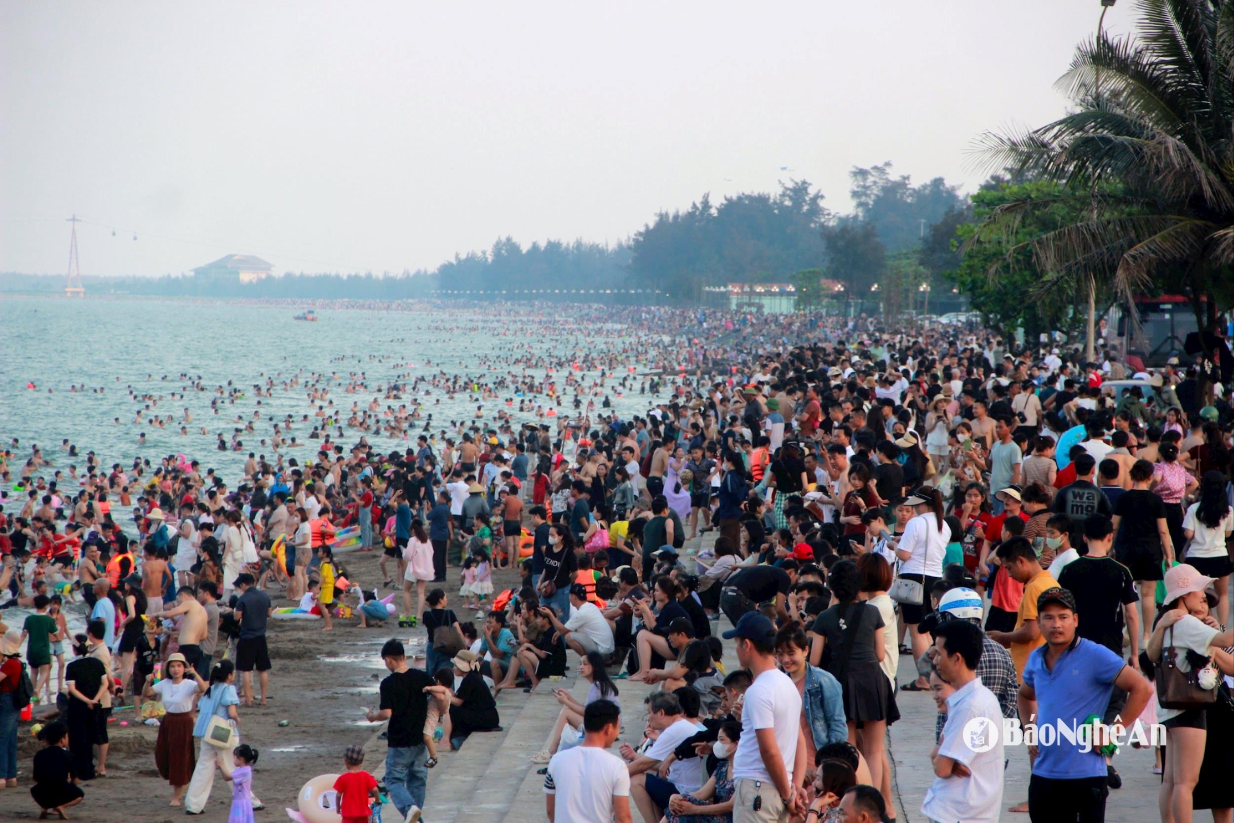 Lượng khách đổ về biển Cửa Lò trong ngày nghỉ lễ đầu tiên ước tính lên đến hàng vạn người. Ảnh: Quang An