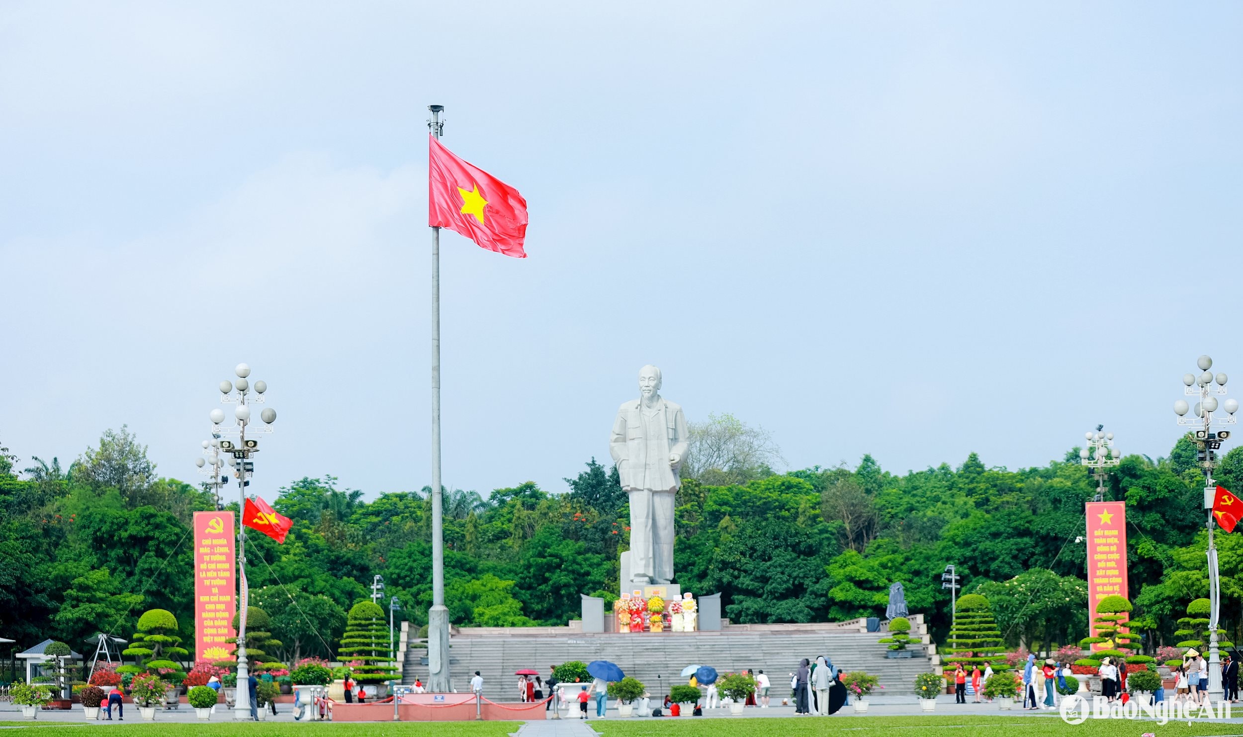 Quảng trường Hồ Chí Minh, nằm ở trung tâm thành phố Vinh, tỉnh Nghệ An, sáng 30/4 rực rỡ sắc màu cờ Tổ quốc, cờ Đảng và những băng rôn, khẩu hiệu, tạo nên một không gian long trọng, thiêng liêng trong ngày kỷ niệm 50 năm Ngày Giải phóng miền Nam, thống nhất đất nước. Ảnh: Thành Duy
