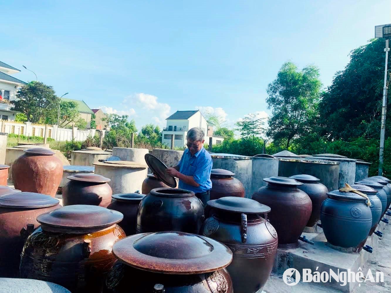 mỗi năm cơ sở sản xuất nước mắm của gia đình ông Hoàng Đức Thương ở khối Hải Giang 1 làm ra khoảng 15.000- 20.000 lít nước mắm. Ảnh- Phú Hương