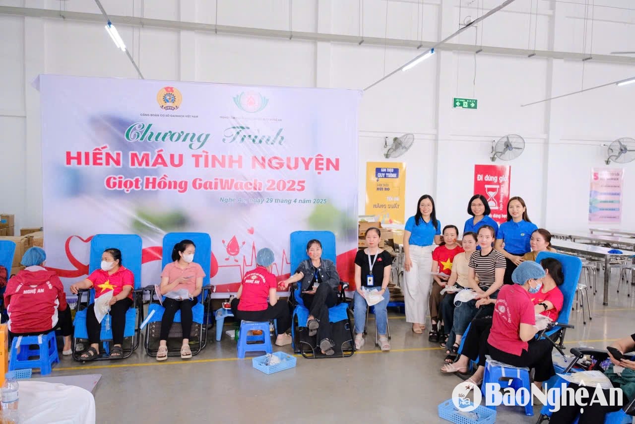 Công đoàn KKT Đông Nam cùng công đoàn cơ sở vận động đc hơn 300 đơn vị máu Ảnh CSCC 2