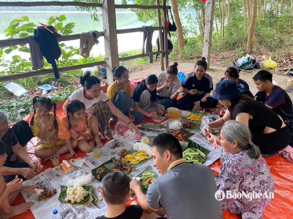 Du khách quây quần bên nhau, thưởng thức bữa ăn giữa lòng hồ Vệ Vừng, tận hưởng khoảnh khắc thư giãn và gần gũi với thiên nhiên trong kỳ nghỉ lễ. Ảnh: Văn Trường
