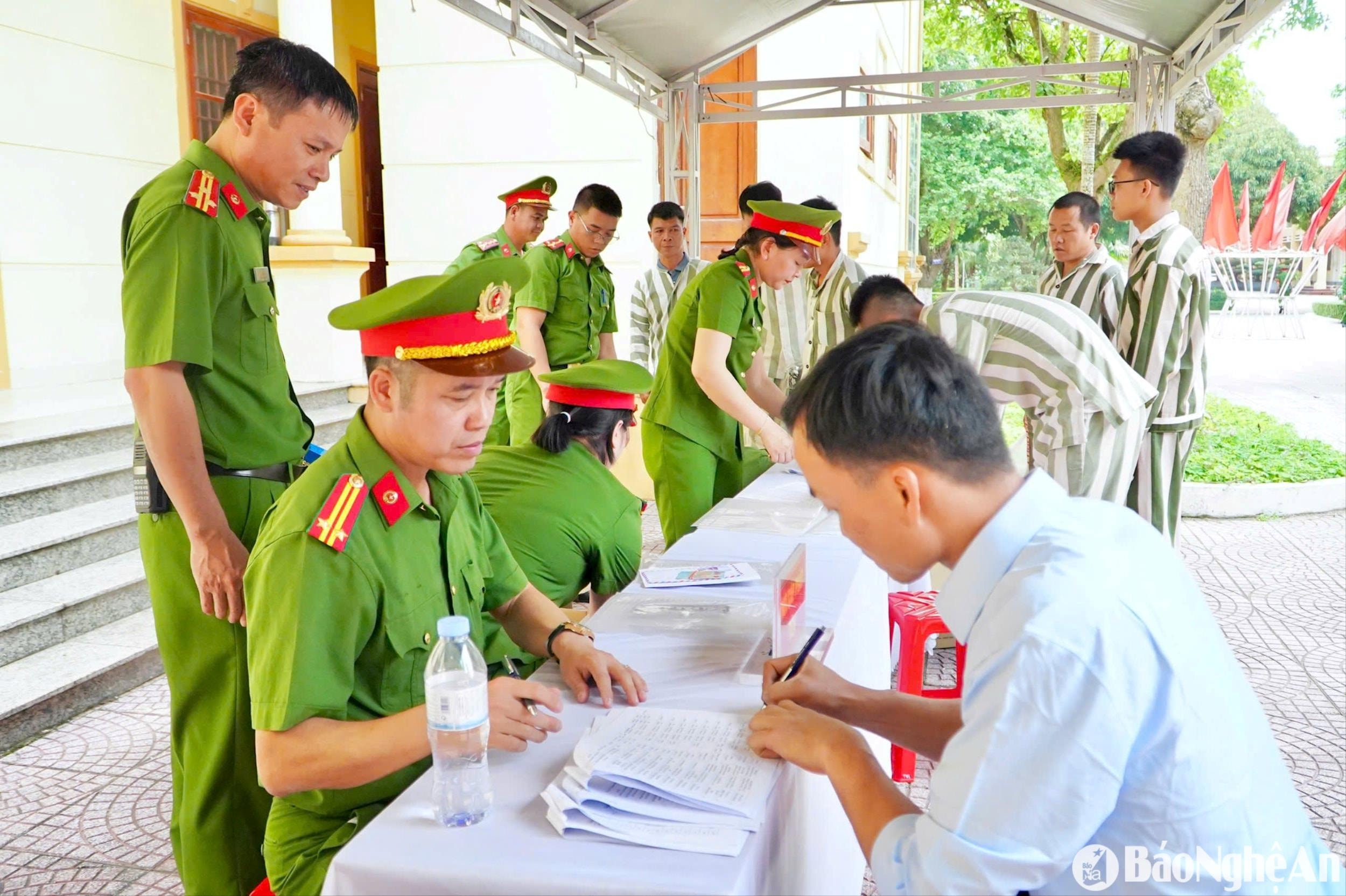 ngay-sau-le-cong-bo-cac-can-bo-trai-giam-so-3-da-tien-hanh-cac-thu-tuc-can-thiet-cho-nhung-nguoi-duoc-dac-xa-theo-quy-dinh(1).jpg