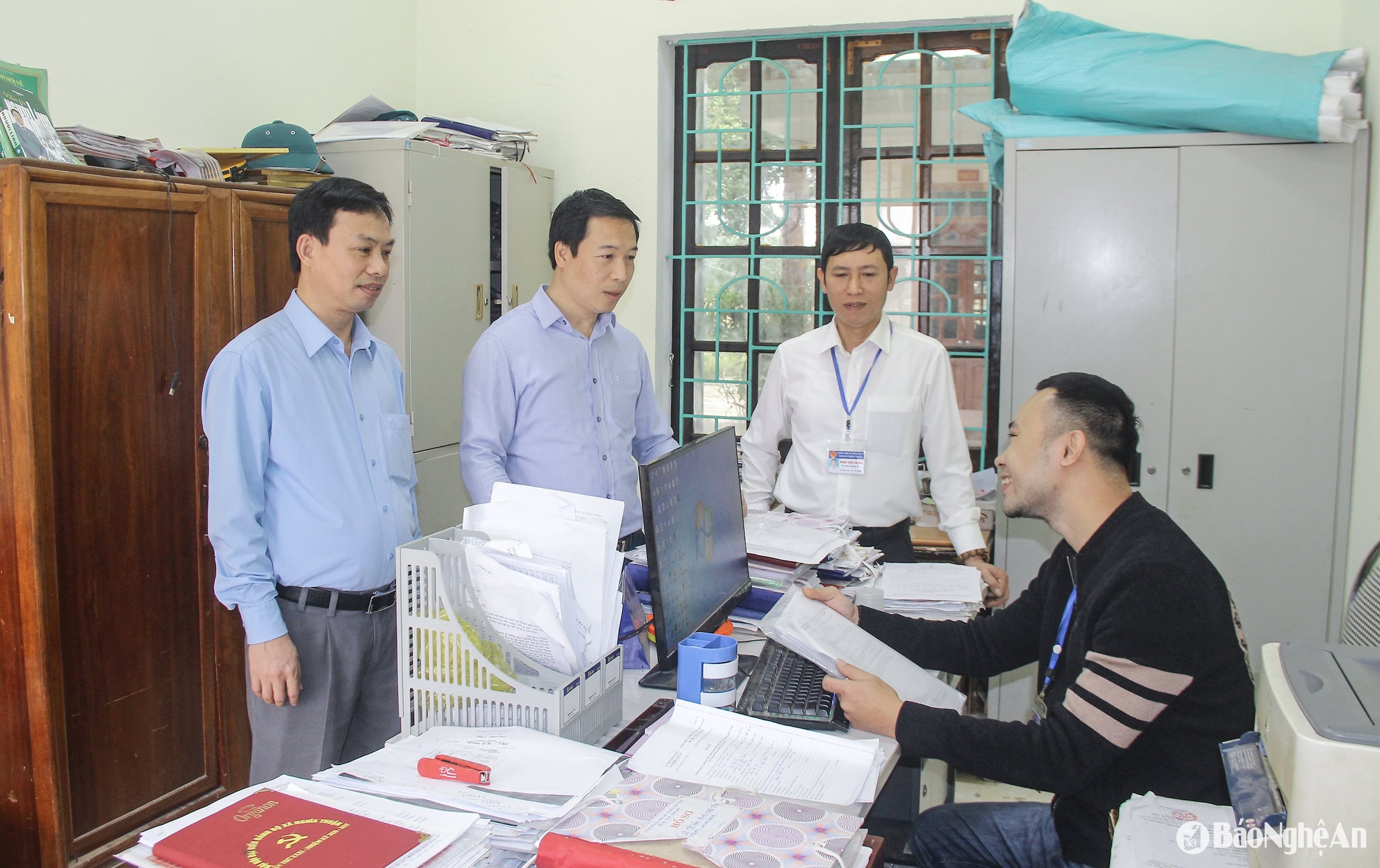 Lãnh đạo Thị uỷ Thái Hoà trao đổi với công chức xã Nghĩa THuận.