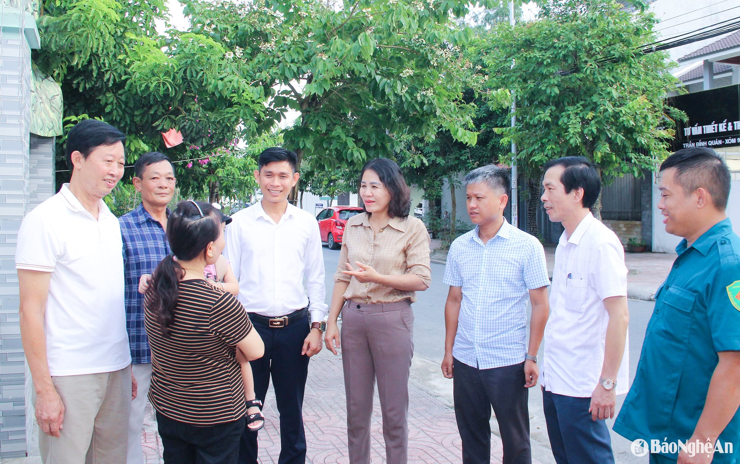 Lãnh đạo xã Nghi Phú gặp gỡ, trao đổi, nắm bắt sự hài lòng của người dân về xây dựng nông thôn mới nâng cao. Ảnh Mai Hoa