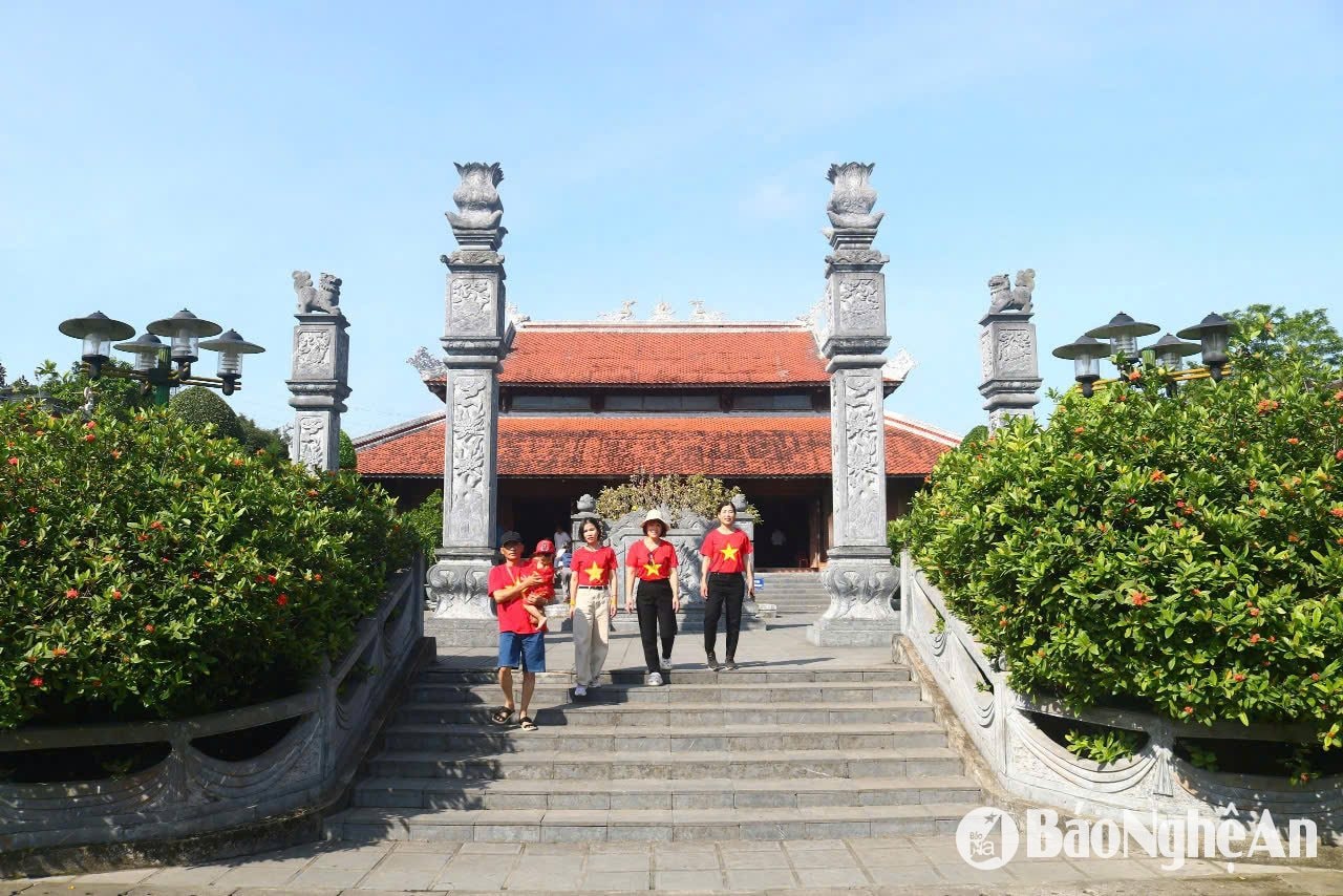 Dịp này, nhiều nhóm khách, đoàn khách đến với Truông Bồn trong trang phục áo đỏ sao vàng, màu cờ Tổ quốc nổi bật trên không gian xanh của Khu Di tích. Ảnh: Huy Thư