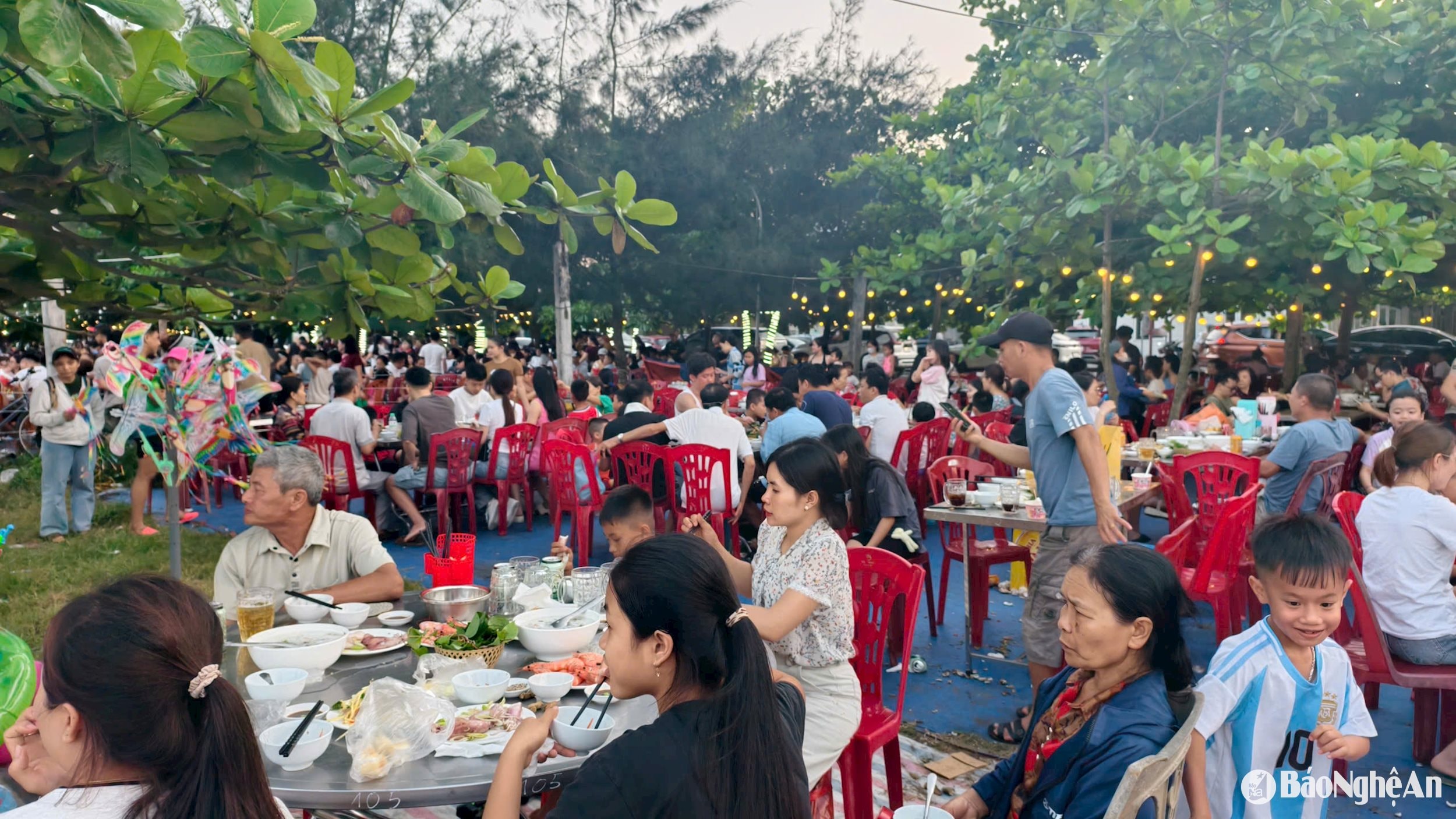 Với ẩm thực phong phú, giá cả phải chăng, nhiều du khách lựa chọn Diễn Trung làm nơi tụ tập những ngày nghỉ lễ. Ảnh: Diệp Thanh