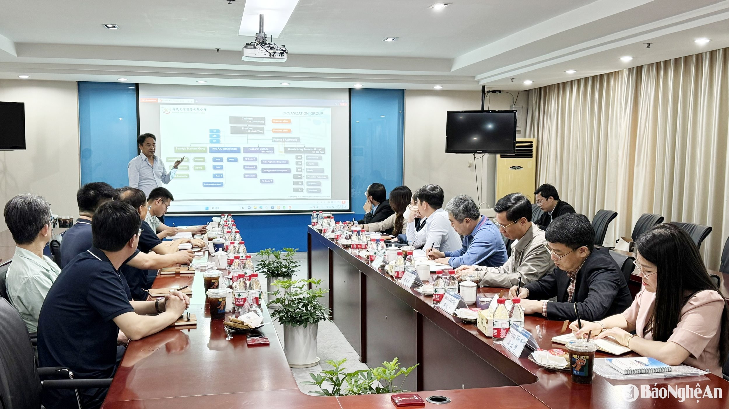 Đồng chí Bùi Thanh AnẢnh thăm và làm việc với Tập đoàn Radiant