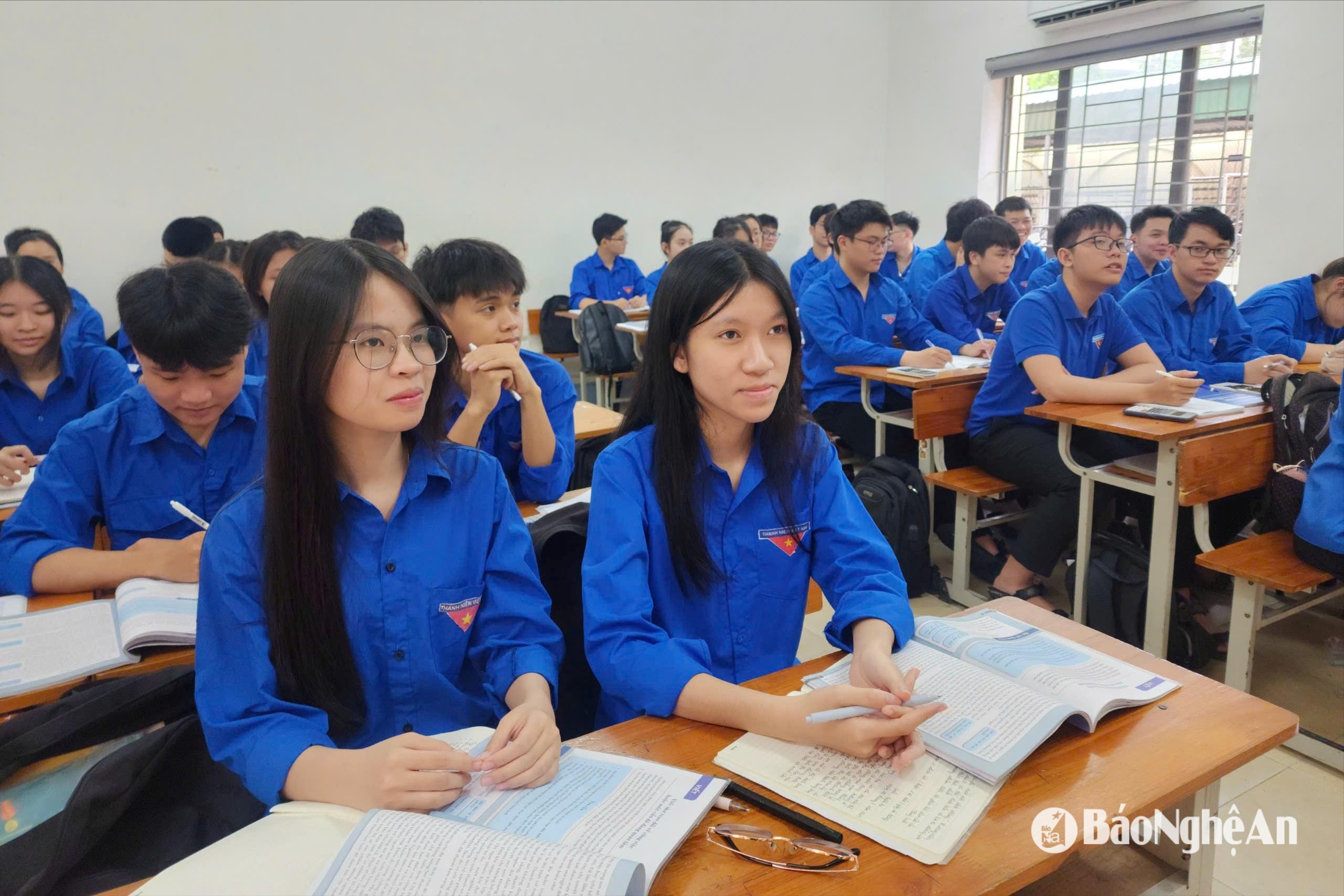 Học sinh lớp 12 - Trường THPT Hà Huy Tập (TP. Vinh). Ảnh: Mỹ Hà