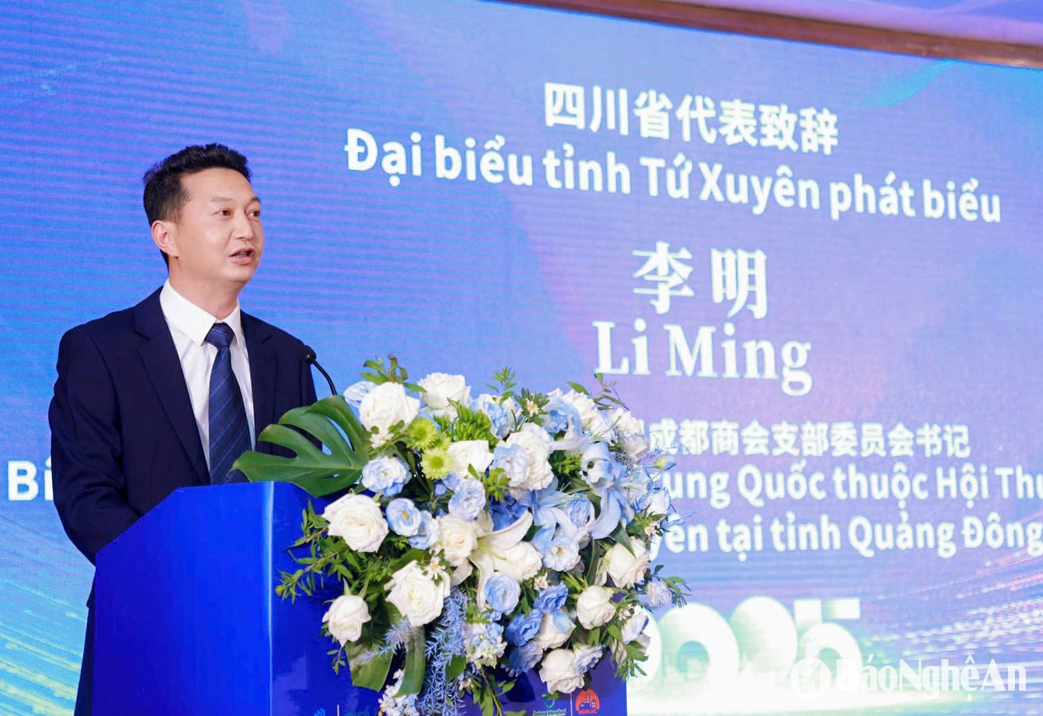 Ông Li Ming - Bí thư Chi bộ Đảng cộng sản Trung Quốc thuộc Hội thương mại thành phố Thành Đô, Tứ Xuyên tại Quảng Đông phát biểu khai mạc Hội nghị. Ảnh Đặng Hằng