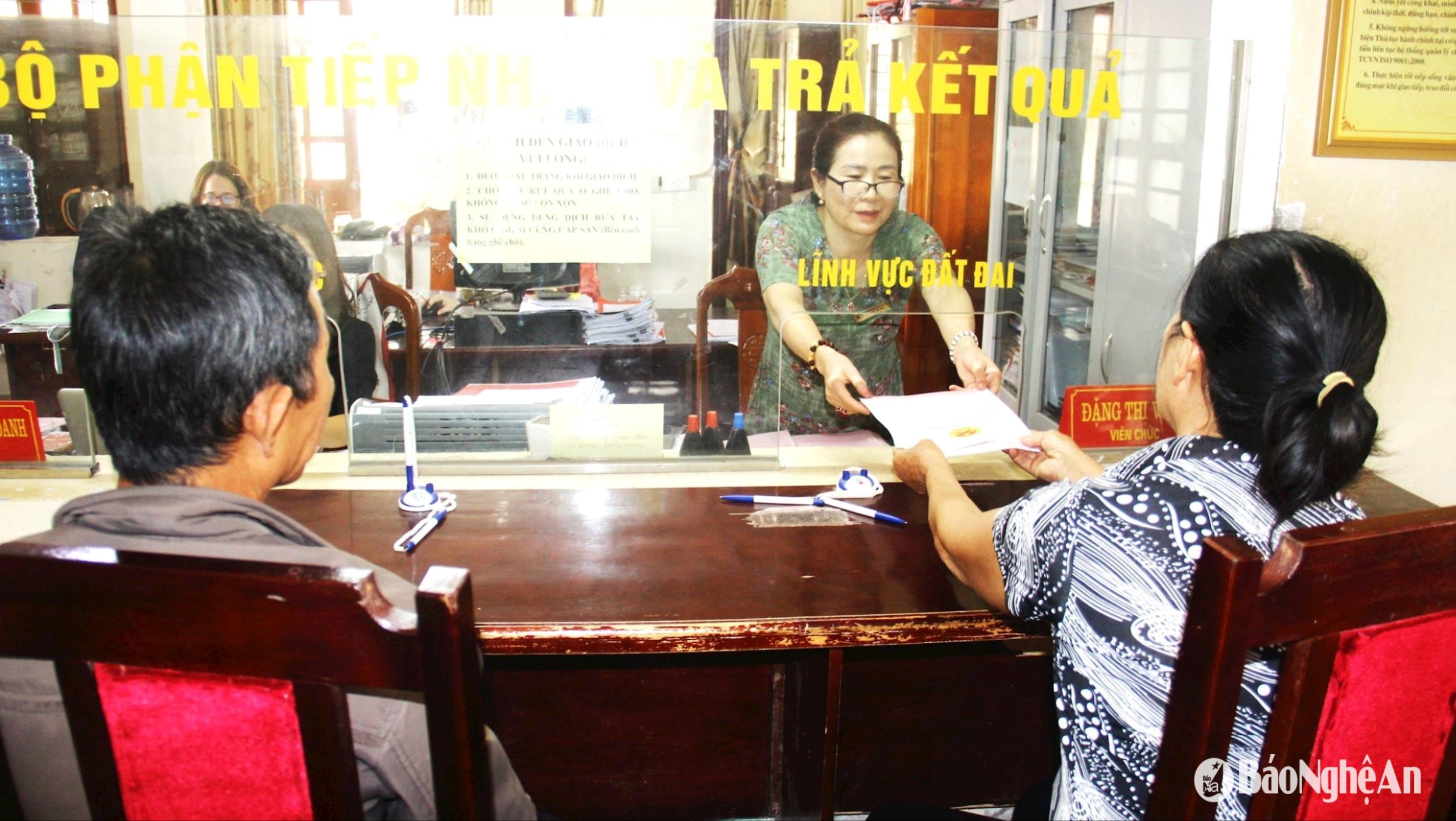 bo-phan-mot-cua-tai-ubnd-huyen-anh-son-giai-quyet-ve-linh-vuc-dat-dai.-anh-hoang-vinh-3-.jpg