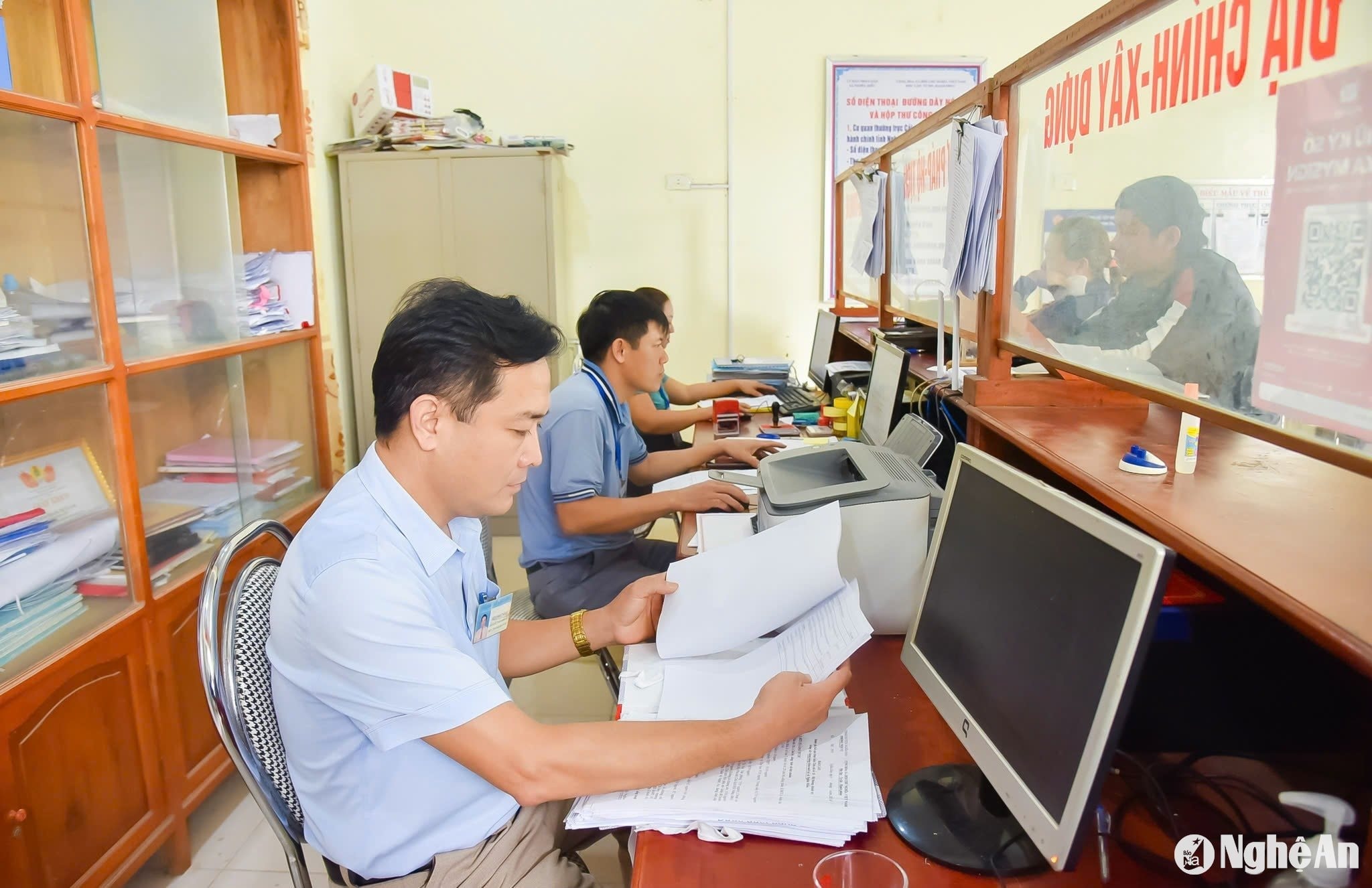 Cán bộ xã Nghĩa Hiếu (Nghĩa Đàn) giải quyết thủ tục hành chính cho người dân. Ảnh- T. Lê