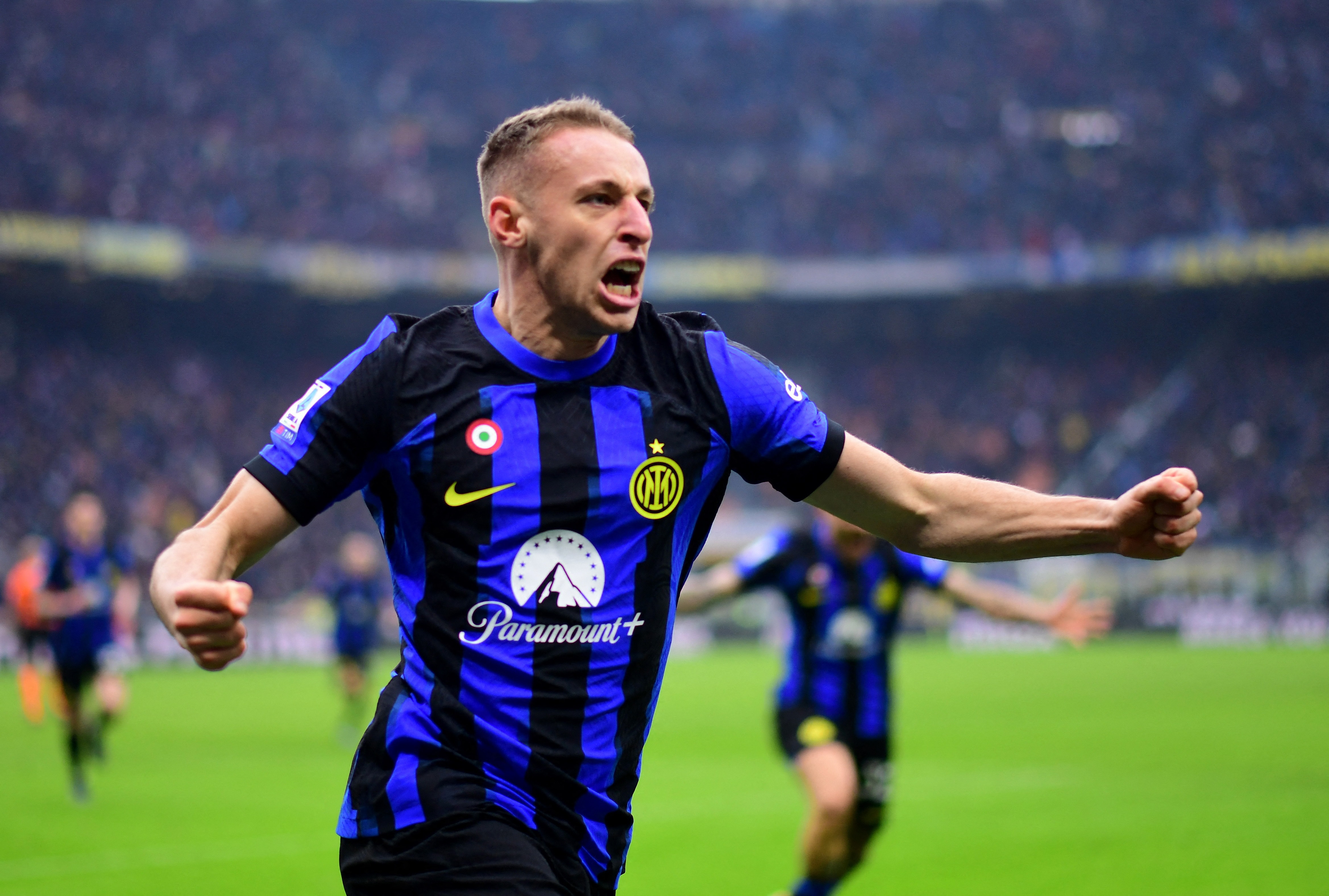 Late Frattesi goal gives Inter 2-1 win over Verona in dramatic finish | Reuters
