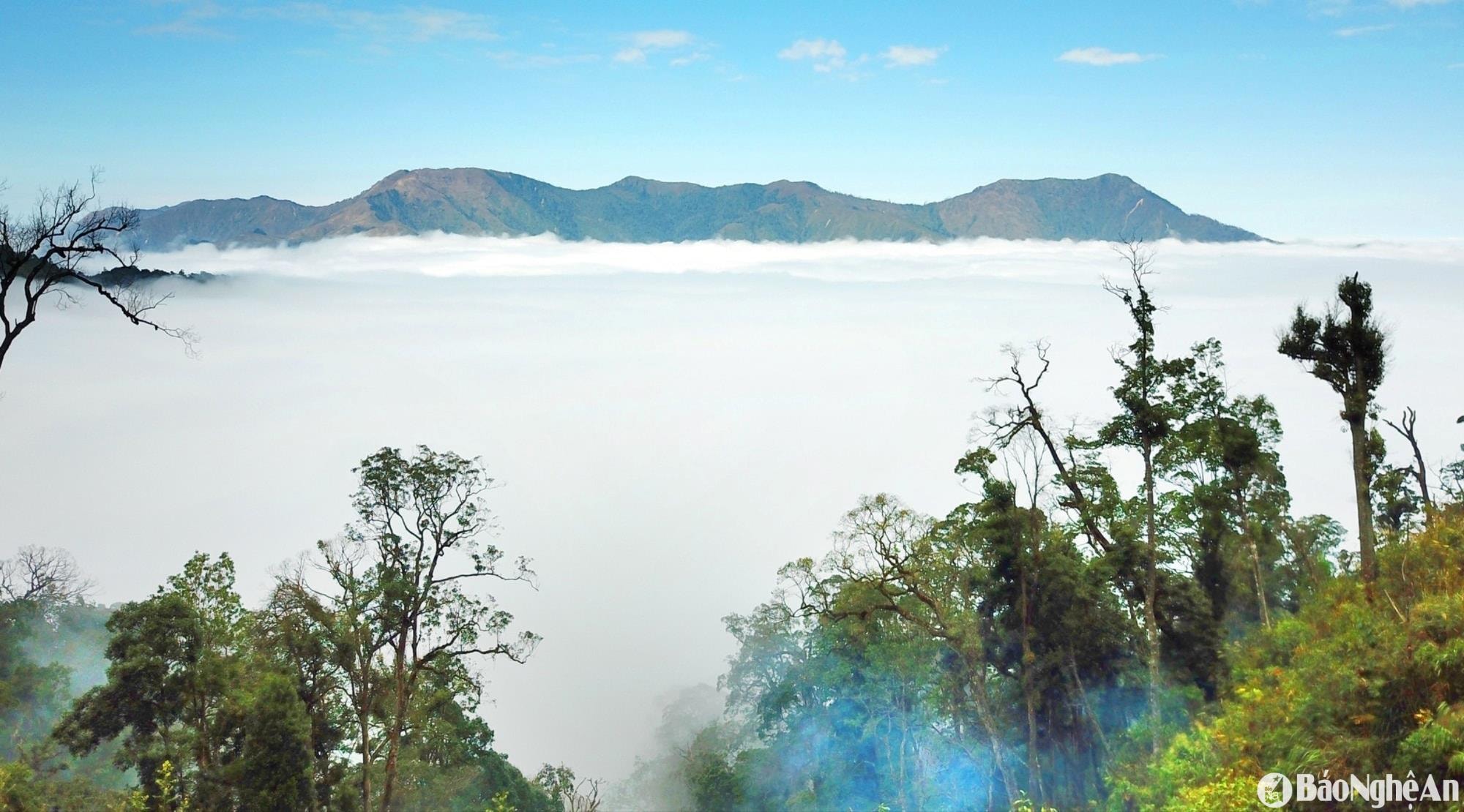 dinh-phu-xai-lai-leng-noi-len-giua-mot-bien-may-trang-xop-bao-la.anh-tu-lieu-hoang-ha(1).jpeg