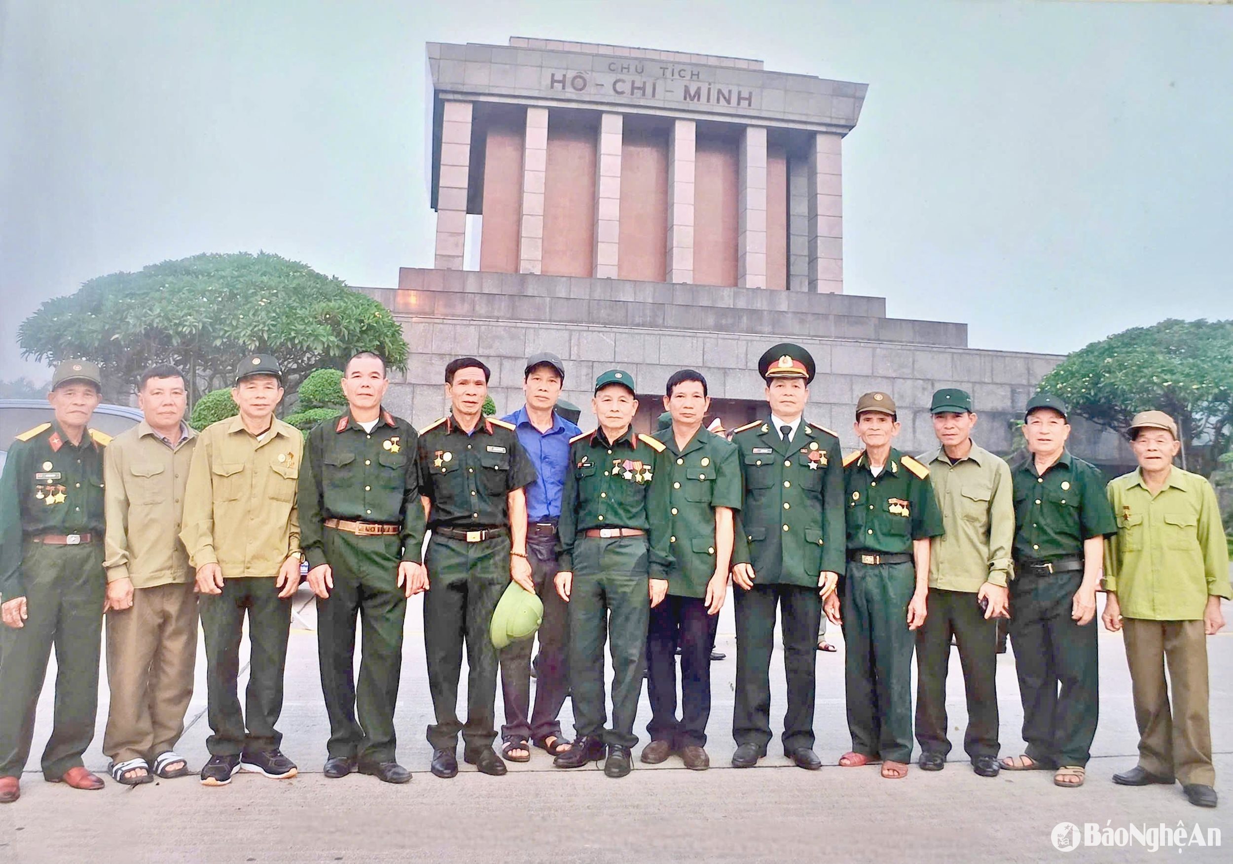 탕 씨는 팀원들과 기념사진을 찍었습니다.