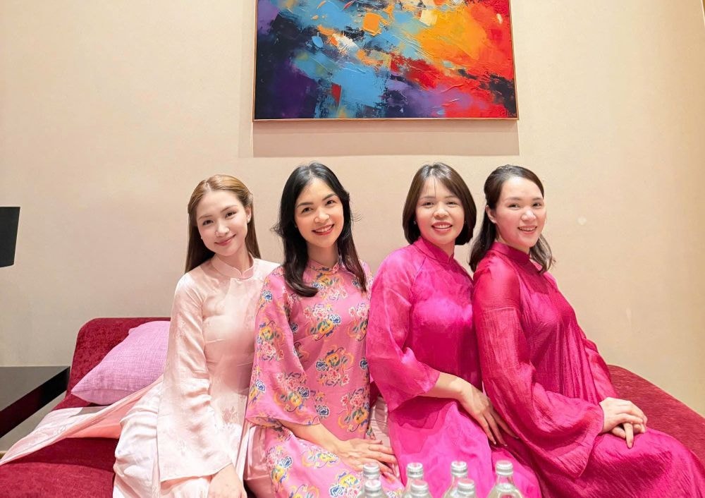 Nguyễn Hằng (thứ hai từ trái vào) cùng gia đình luôn ủng hộ từng bước đi trong sự nghiệp ca hát của ca sĩ Hòa Minzy (ngoài cùng bên trái). Ảnh: Nhân vật cung cấp
