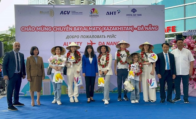 Tặng hoa, quà cho các hành khách đầu tiên đến Đà Nẵng trên đường bay trực tiếp từ Kazakhstan trưa 2/4/2025. (Ảnh: Trần Lê Lâm/TTXVN) vietnam-kazakhstan-2.jpg