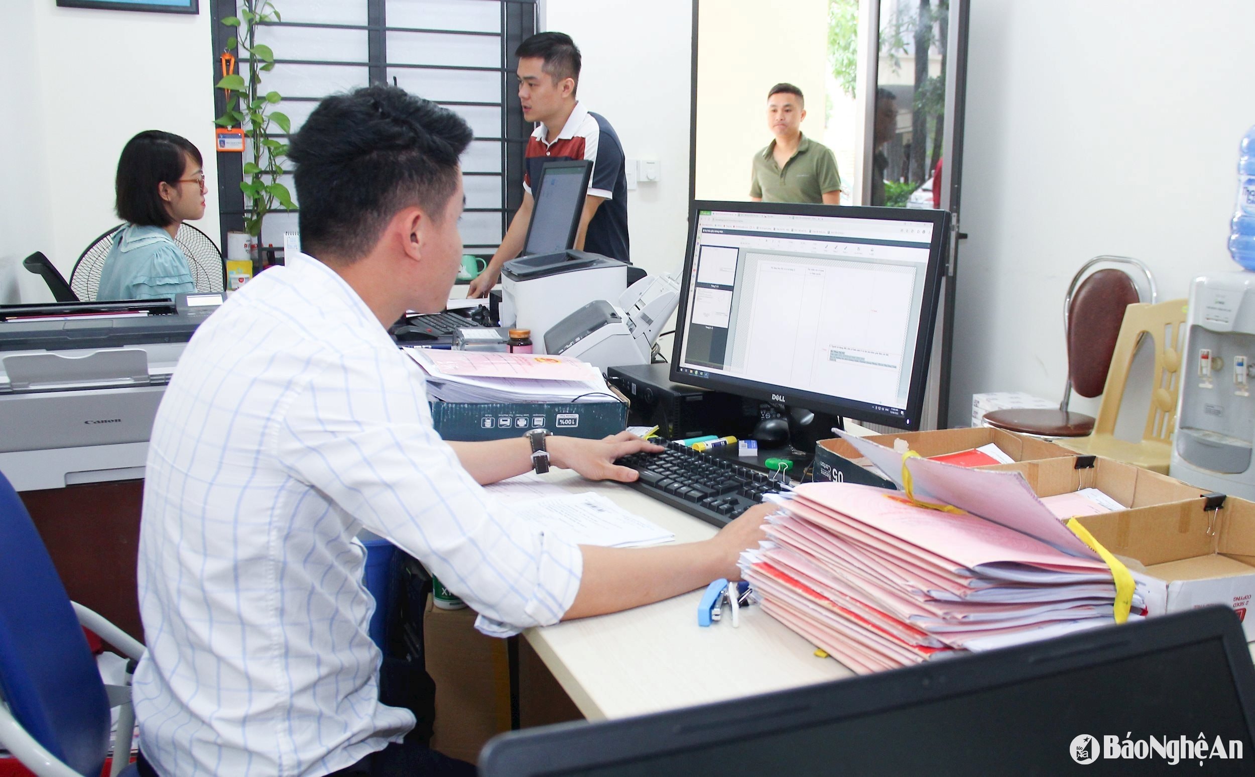Cán bộ, công chức UBND thị xã Thái Hoà giải quyết công việc bằng công nghệ thông tin. Ảnh: Mai Hoa