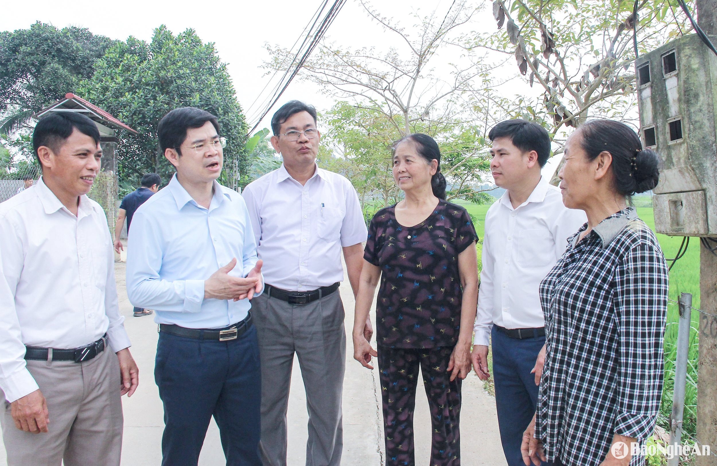  Cán bộ UBND huyện Thanh Chương trao đổi với cán bộ, người dân xã Thanh Hà về huy động sức dân xây dựng nông thôn mới. Ảnh Mai Hoa