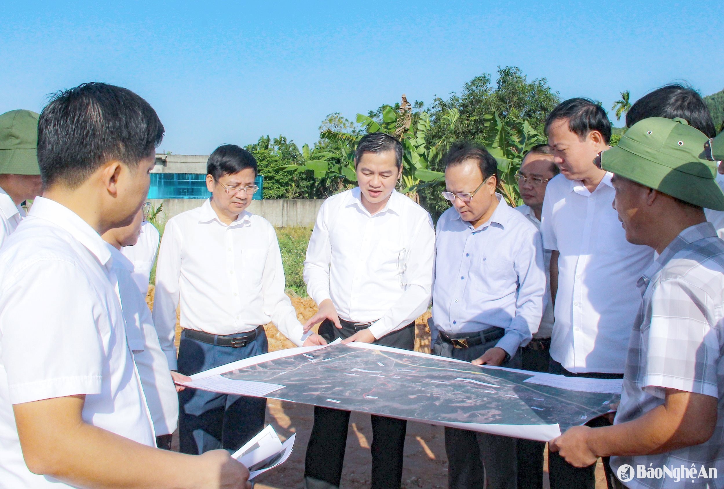 Cán bộ UBND thị xã Hoàng Mai báo cáo với đoàn giám sát của HĐND tỉnh liên quan đến việc thực hiện các kiến nghị của cử tri liên quan đến đầu tư xây dựng