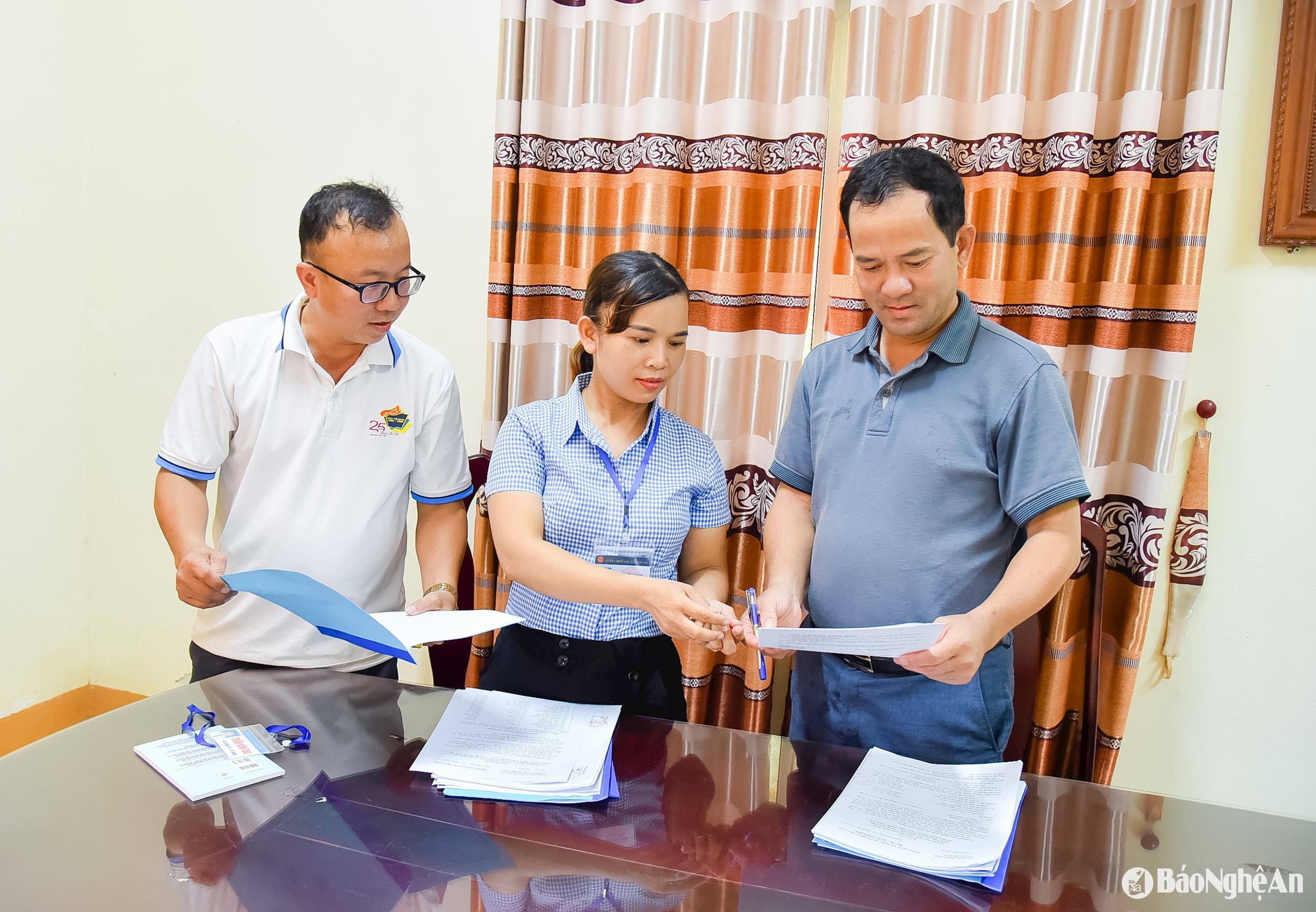 Cán bộ, công chức xã Nghi Văn, Nghi Lộc trao đổi nhiệm vụ chuyên môn. Ảnh: TL