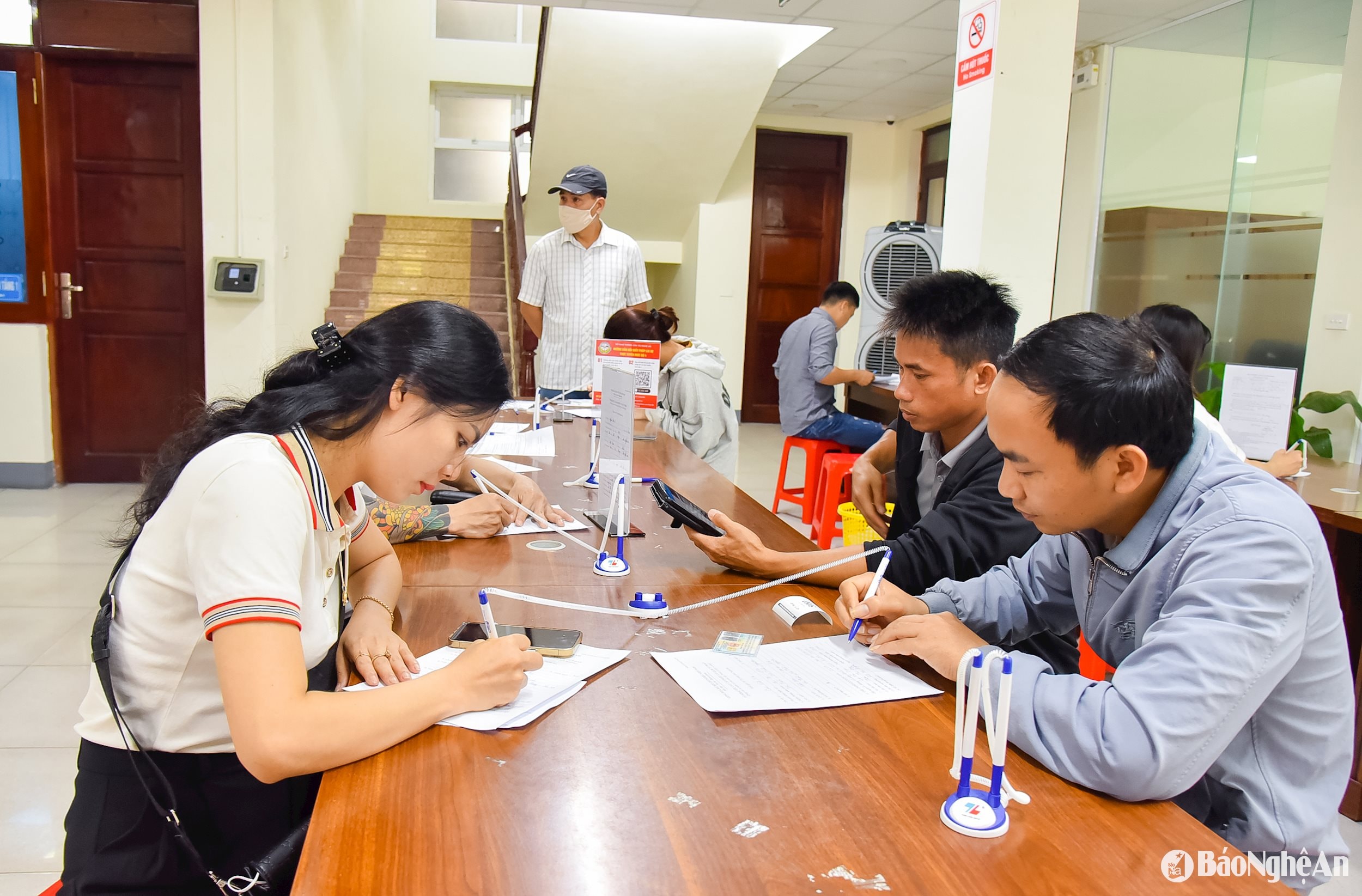 Người dân đến làm thủ tục hành chính tại Trung tâm Phục vụ hành chính công tỉnh: Ảnh: TL