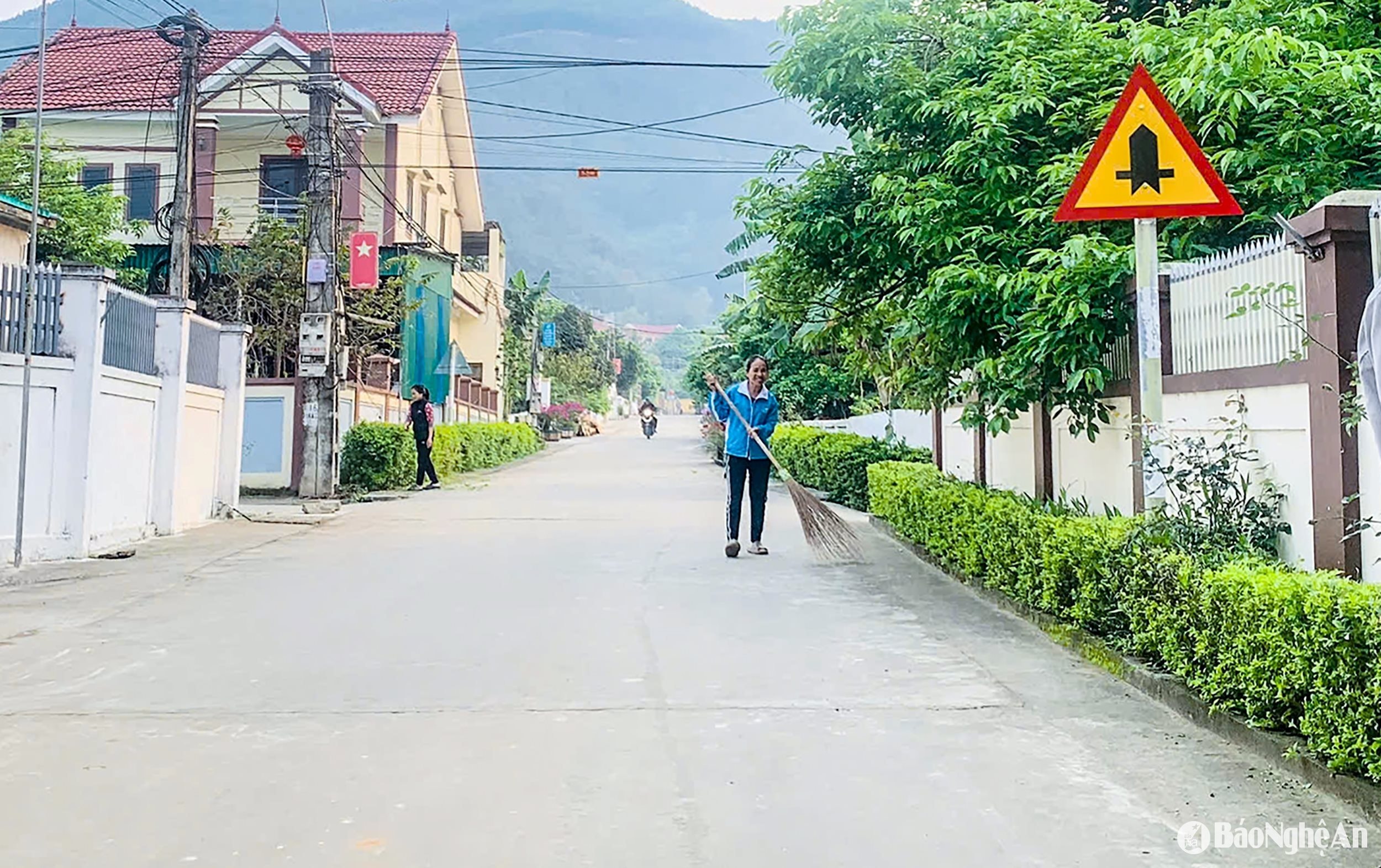 Thông qua làm tốt công tác dân vận chính quyền, bộ mặt nông thôn mới ở xã Nam Anh, huyện Nam Đàn được chỉnh trang sạch, đẹp. Ảnh- Mai Hoa
